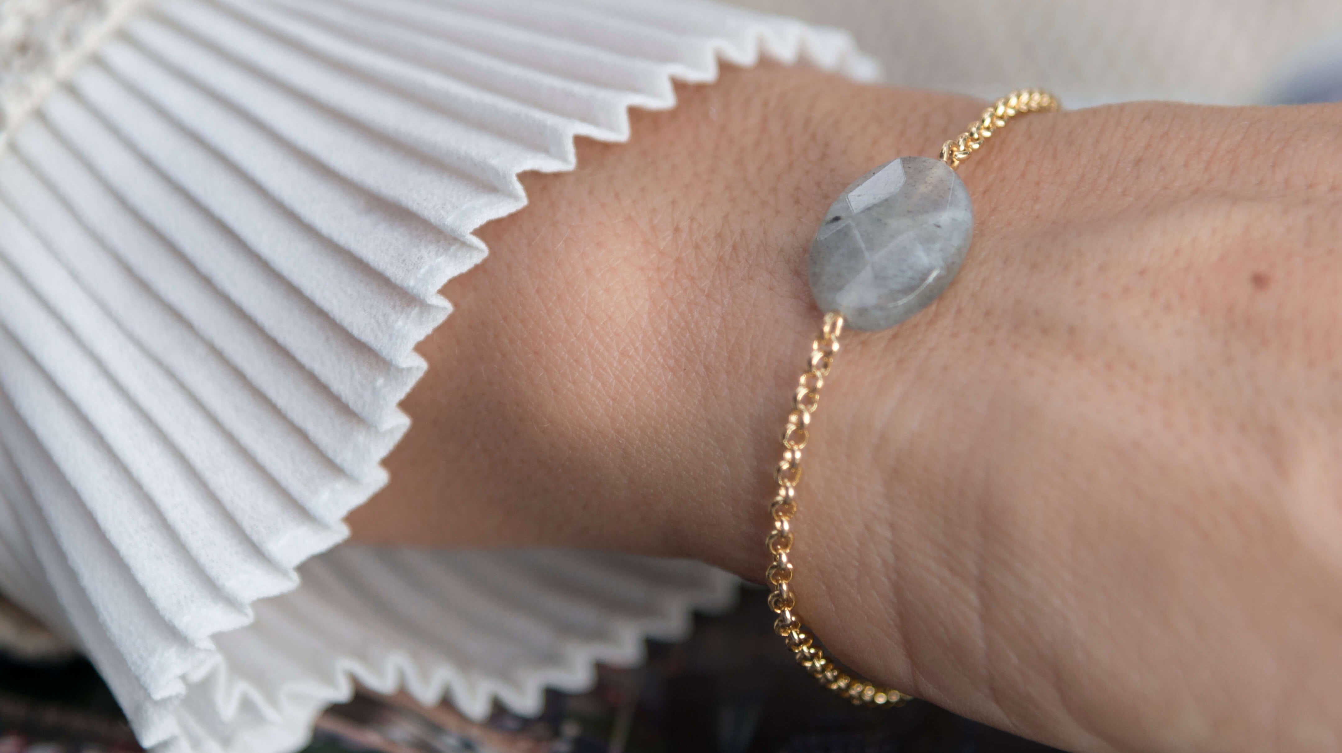 Handgemaakte armband met labradoriet, de steen die kracht symboliseert