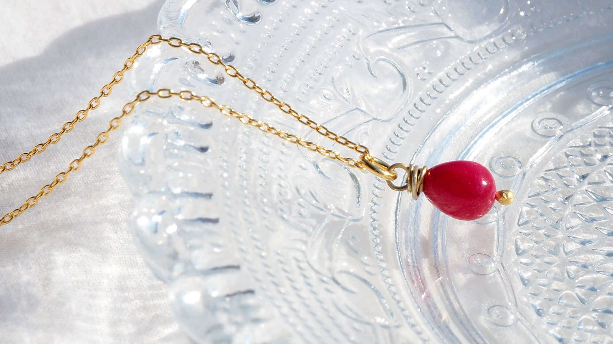 Halsketting met hanger van robijn, de geboortesteen van de maand juli.