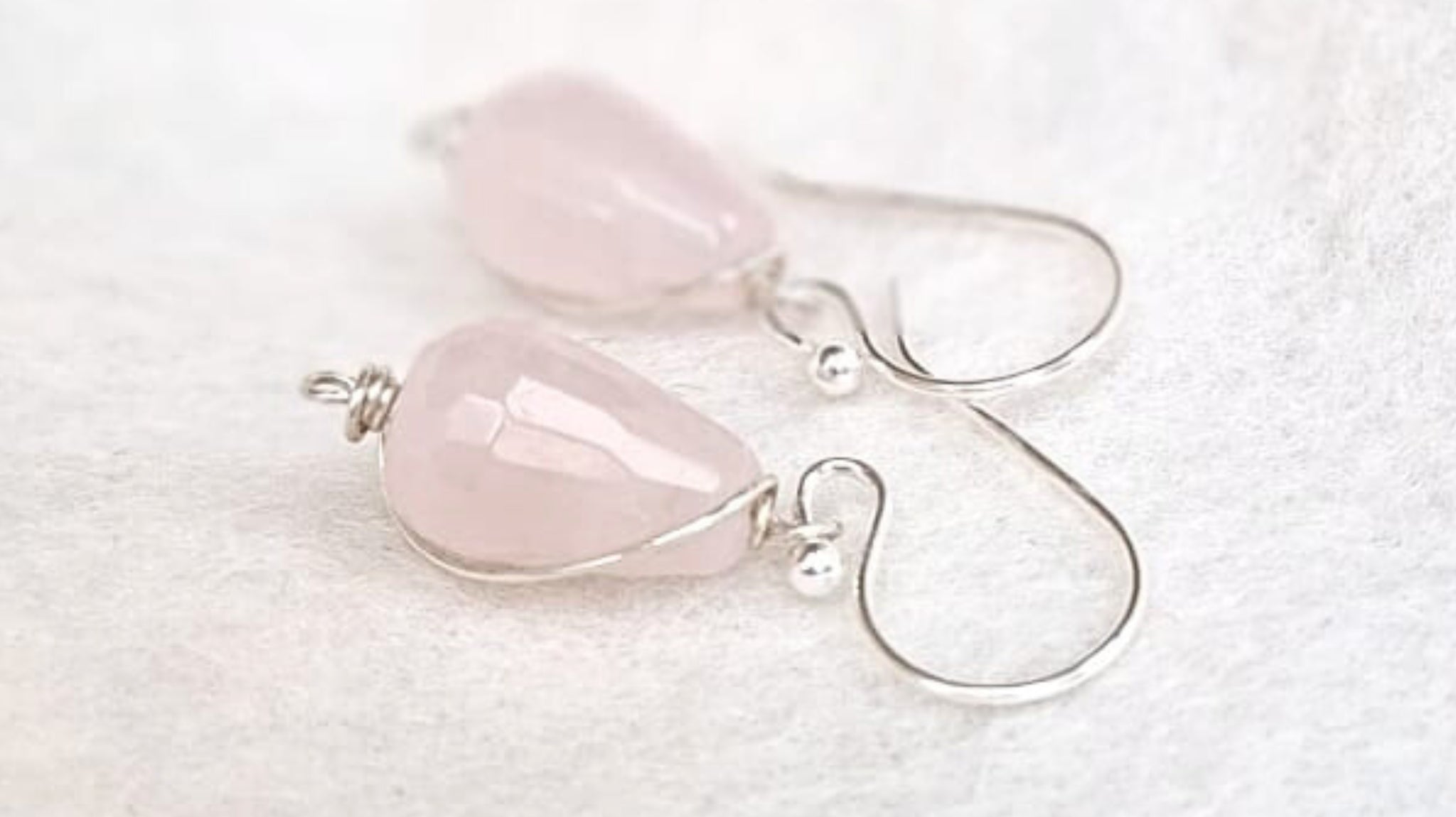 Rozenkwarts oorbellen: hét Valentijnsdag cadeau voor haar