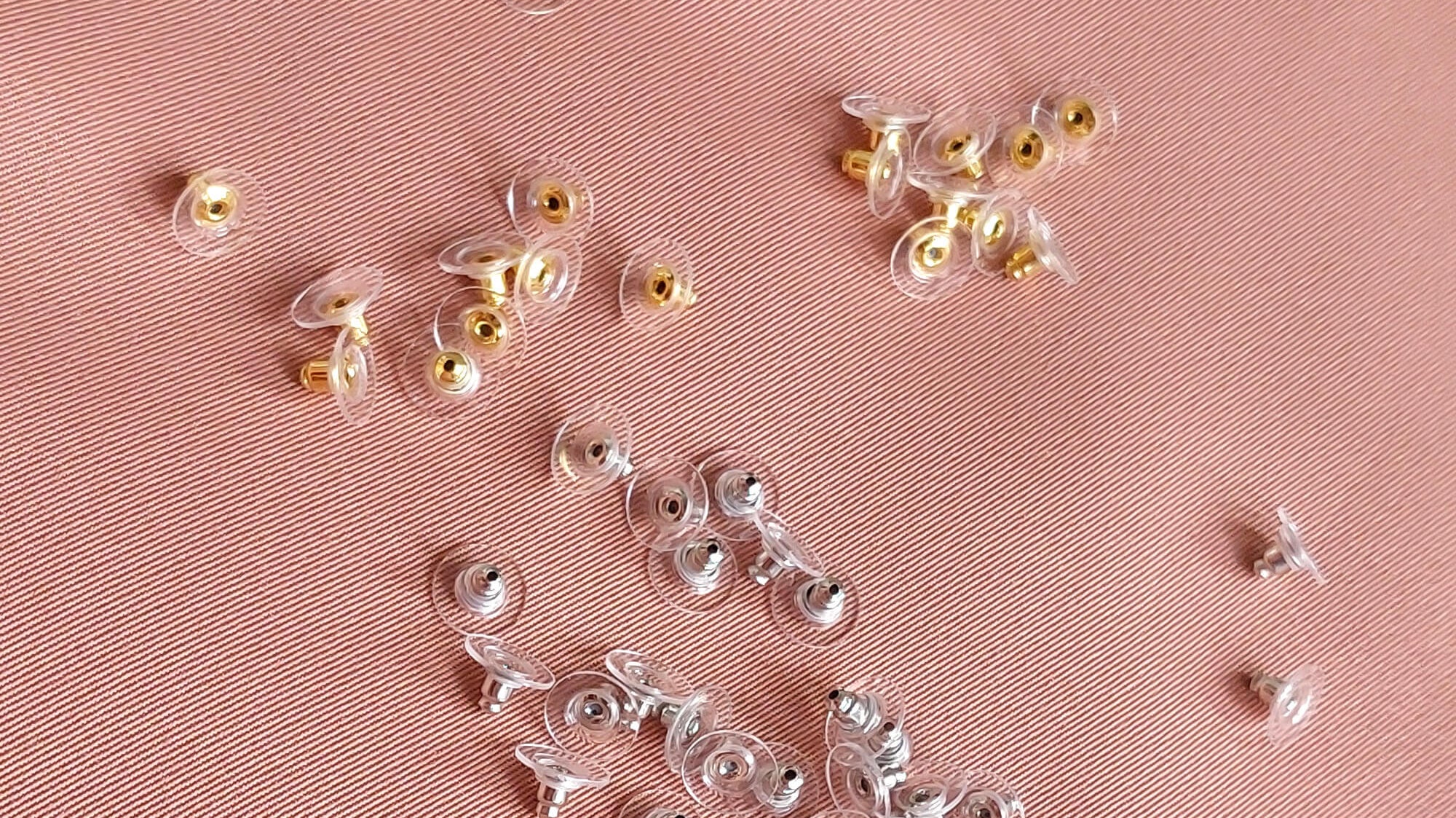 Ontdek de oplossing voor uitgezakte oorlellen en oorbellen die scheef hangen