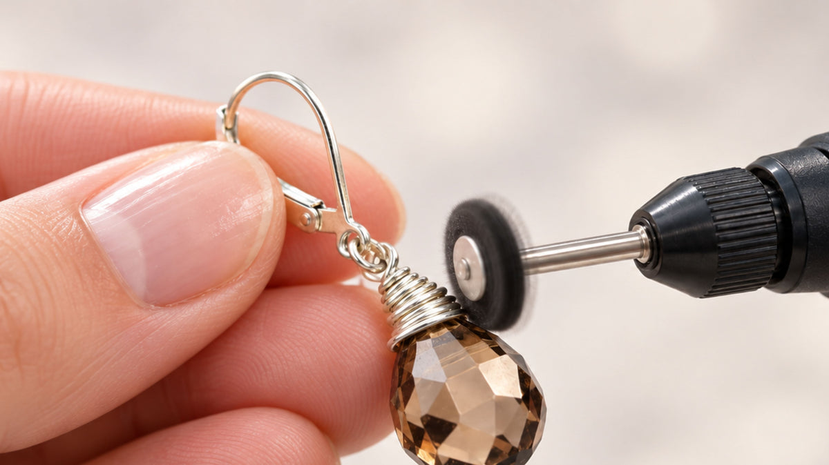 zilveren sieraden oppoetsen met polijstmachine