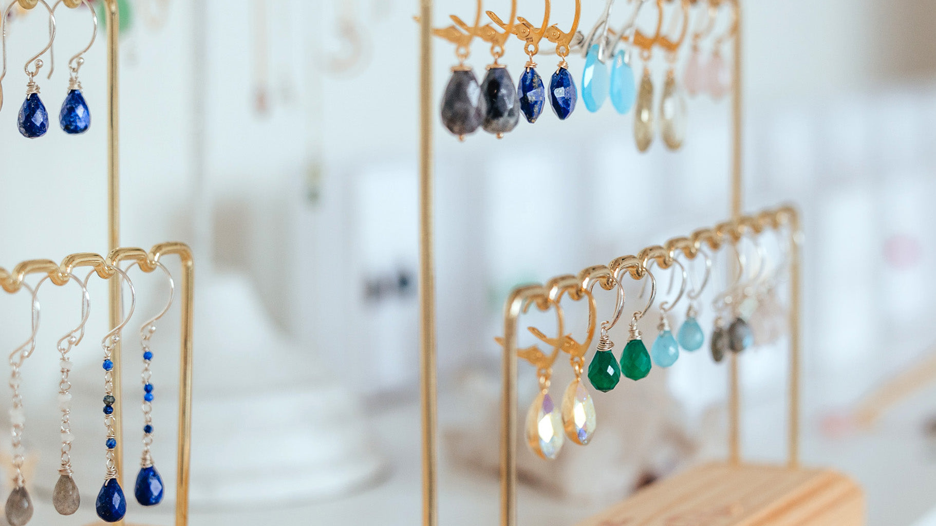 Hoe sterling zilveren sieraden te onderhouden en oppoetsen met een zilverpoetsdoek