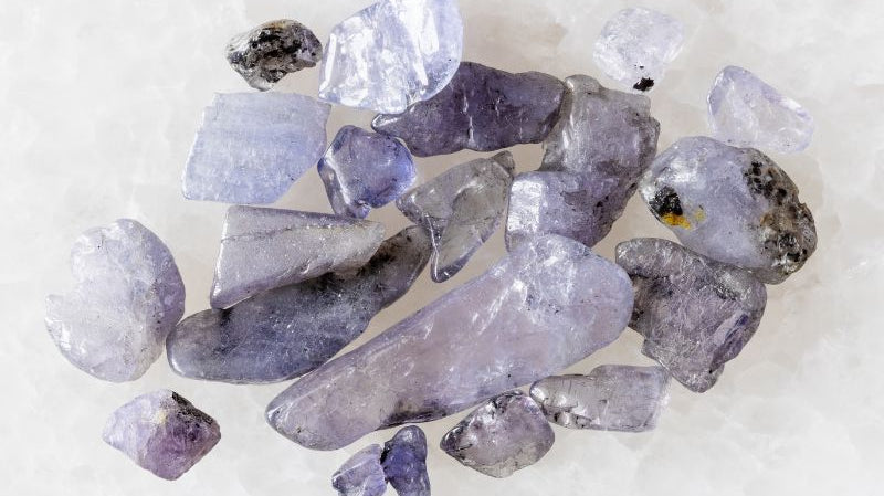 edelsteen tanzaniet in geboortesteen sieraden en edelsteen oorbellen