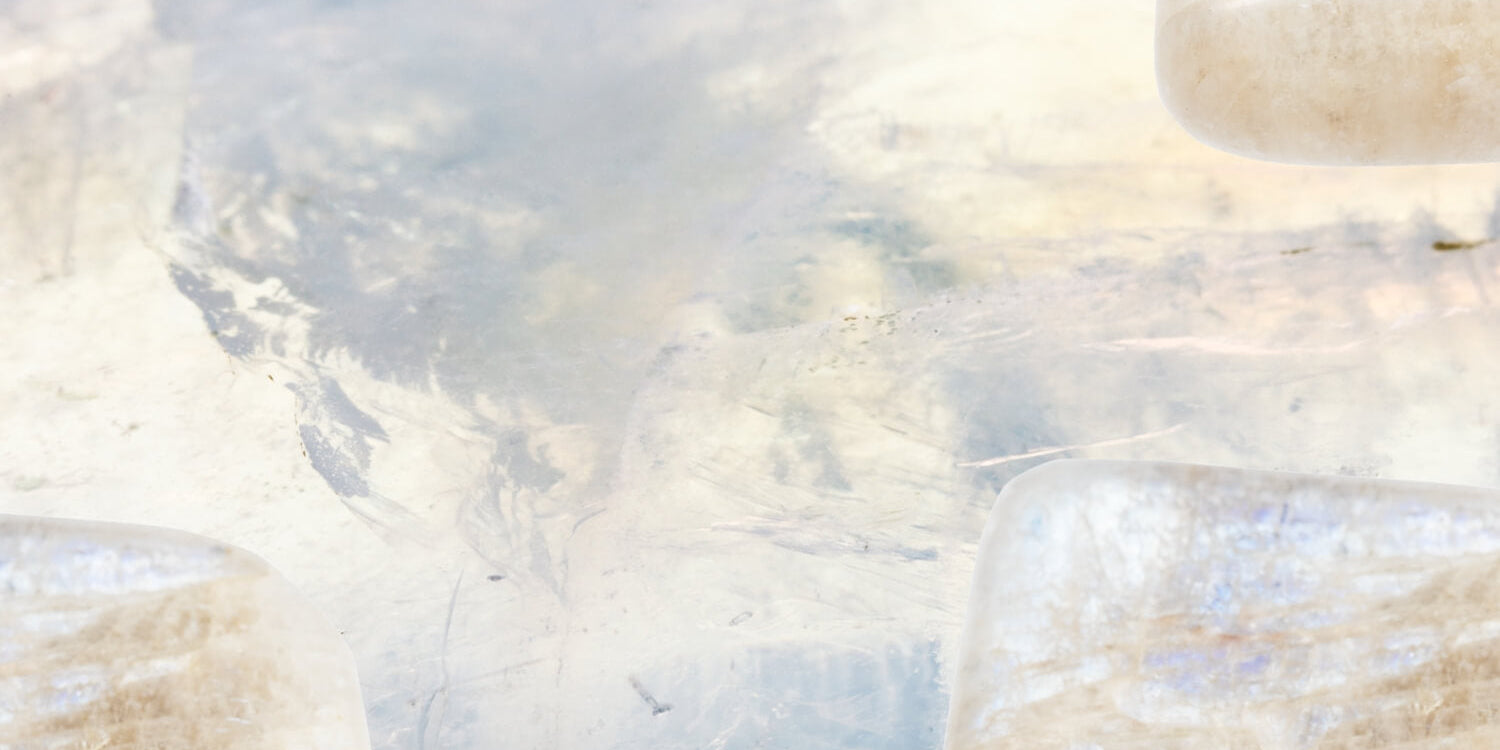 Sieraden met kracht van edelsteen maansteen