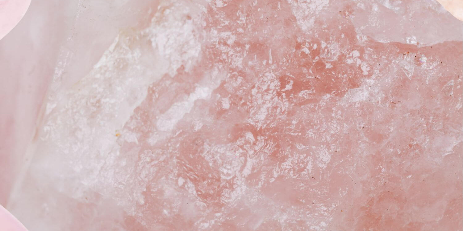 Sieraden met kracht en betekenis in edelsteen rozenkwarts, de steen van de liefde