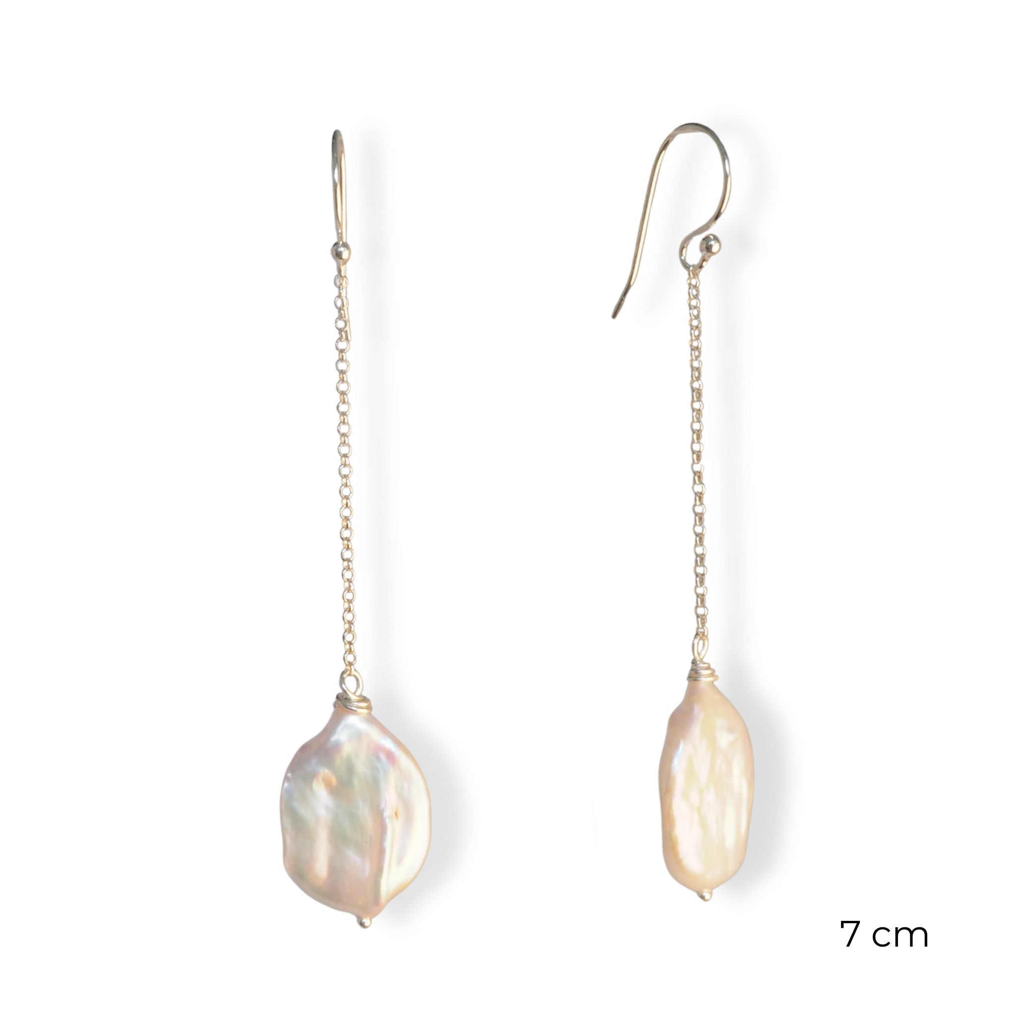 Lange oorbellen met barok parels zoals Willeke altijd draagt.