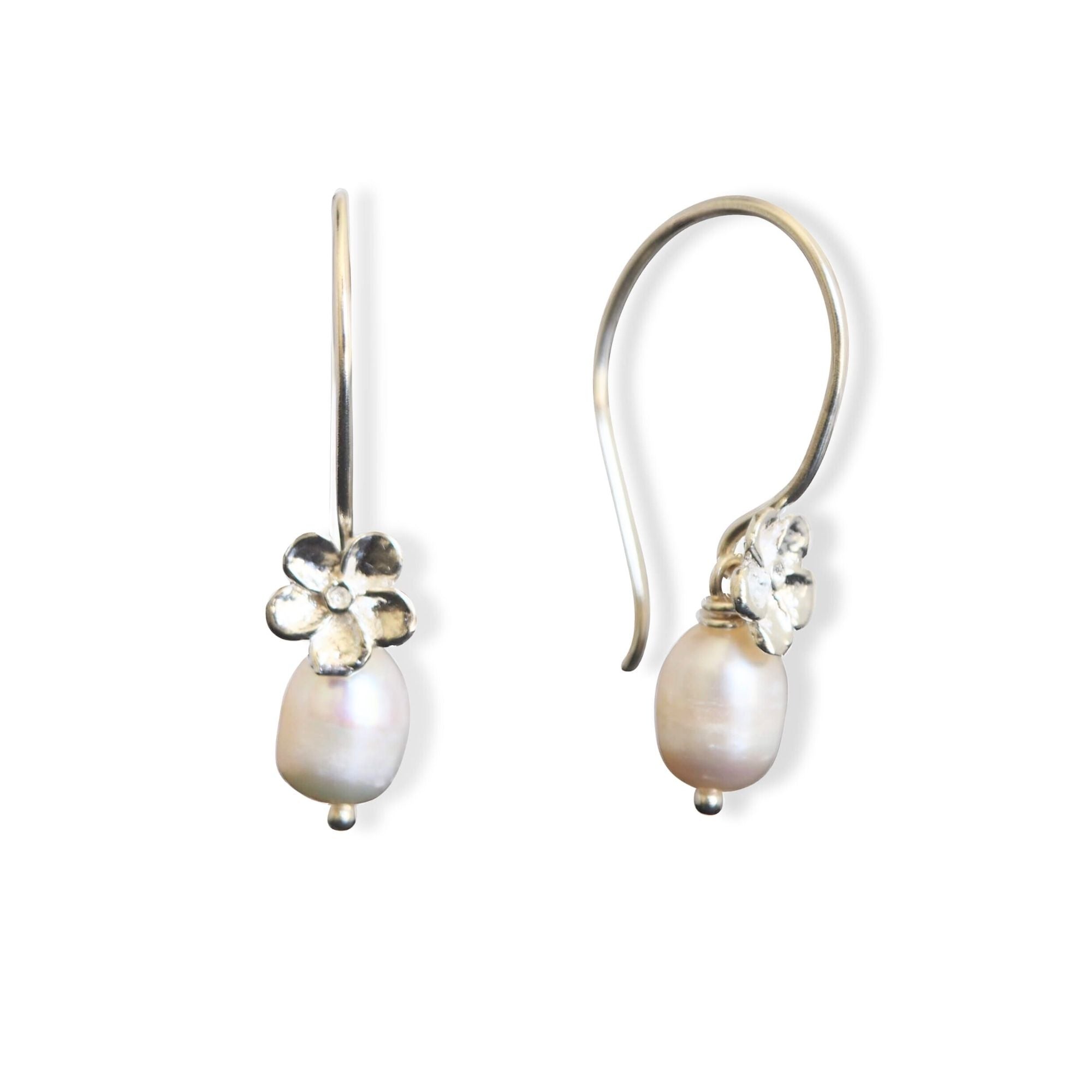 Oorbellen zilver met bloemen en zoetwaterparels