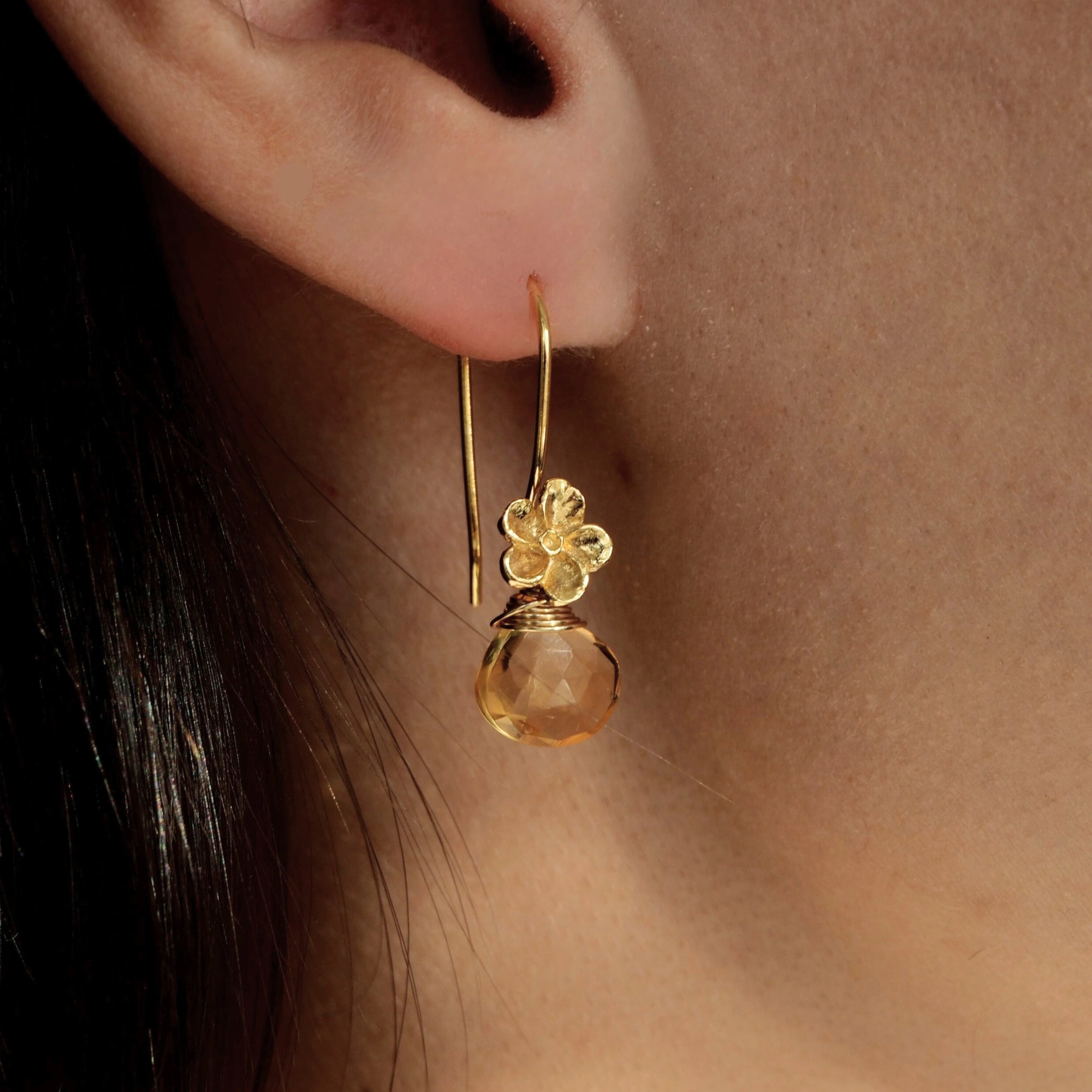 Oorbellen met druppels van edelsteen citrien en bloemen in sterling zilver of verguld zilver