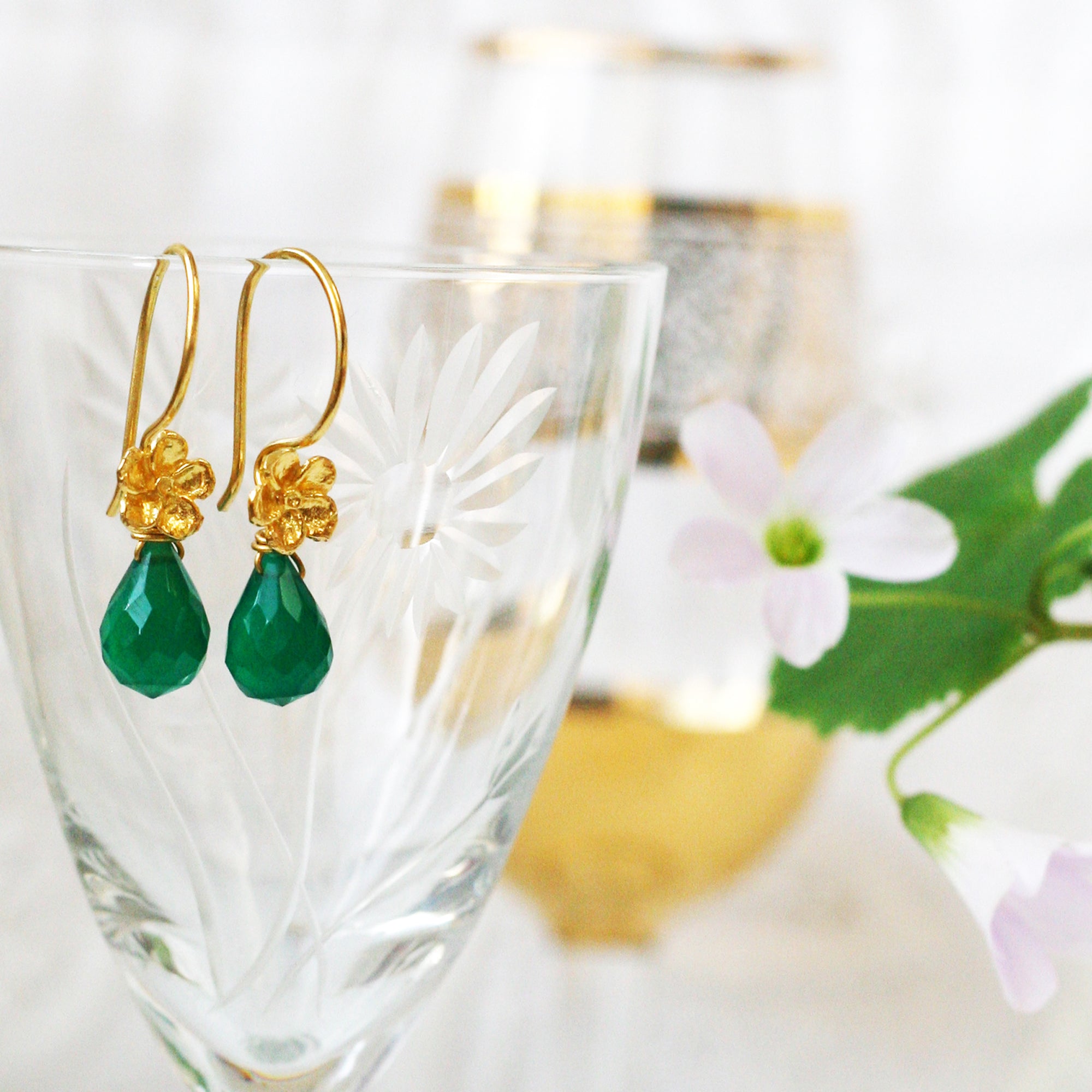 Bloemoorbellen groene onyx Oorbellen - Jewels with Flair