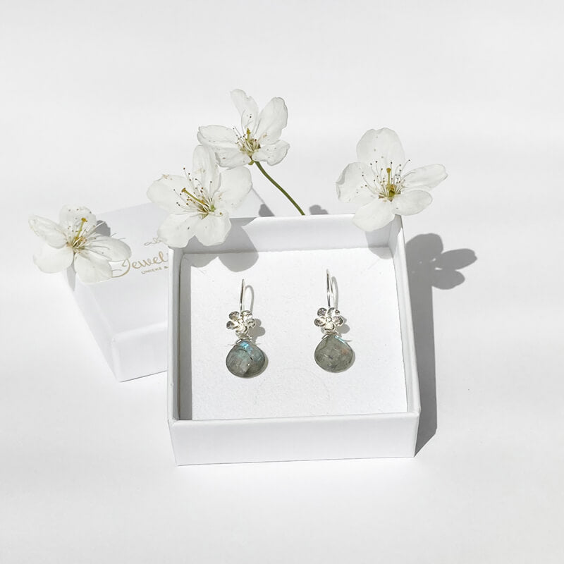 Bloemoorbellen met edelsteen labradoriet