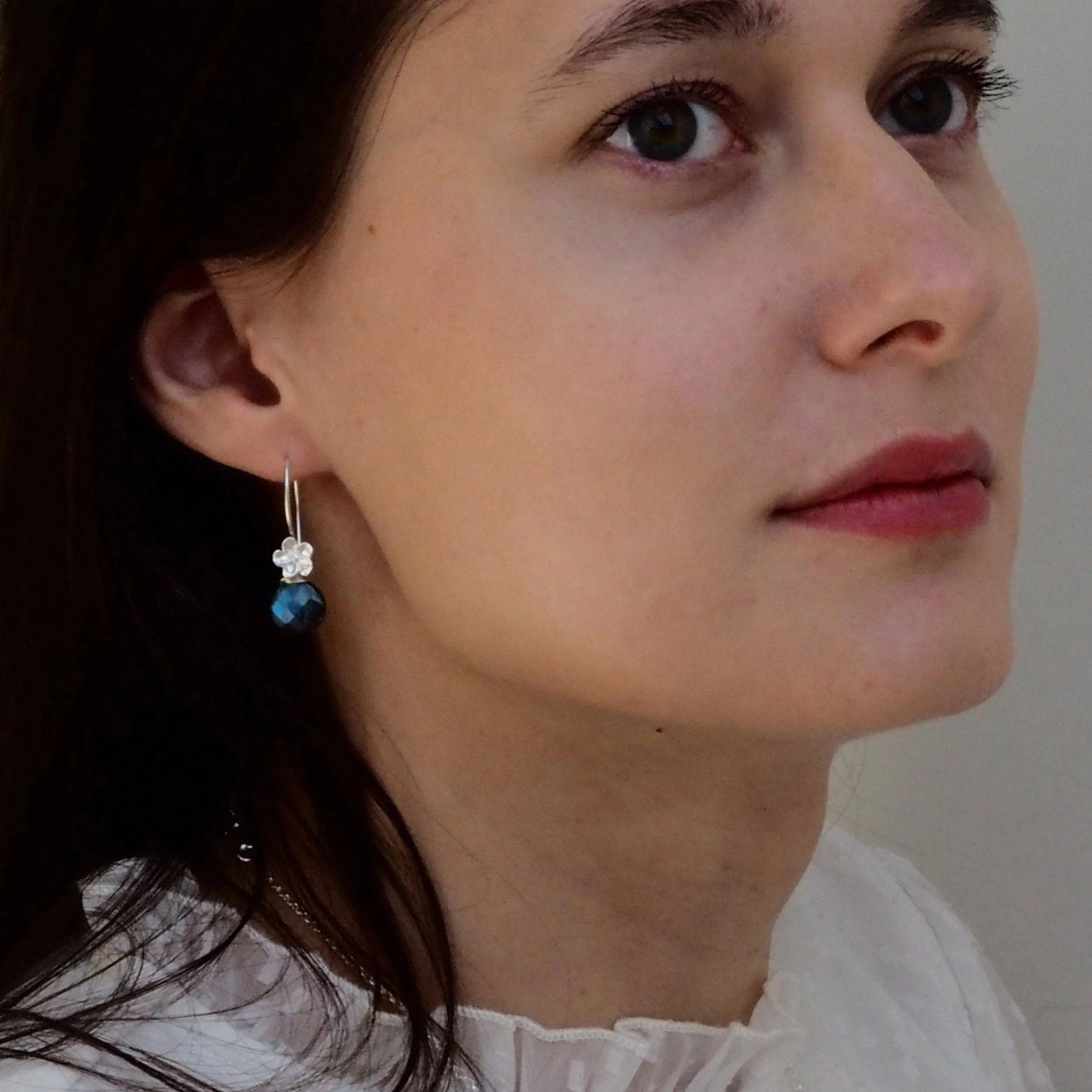 Bloemoorbellen met edelsteen labradoriet