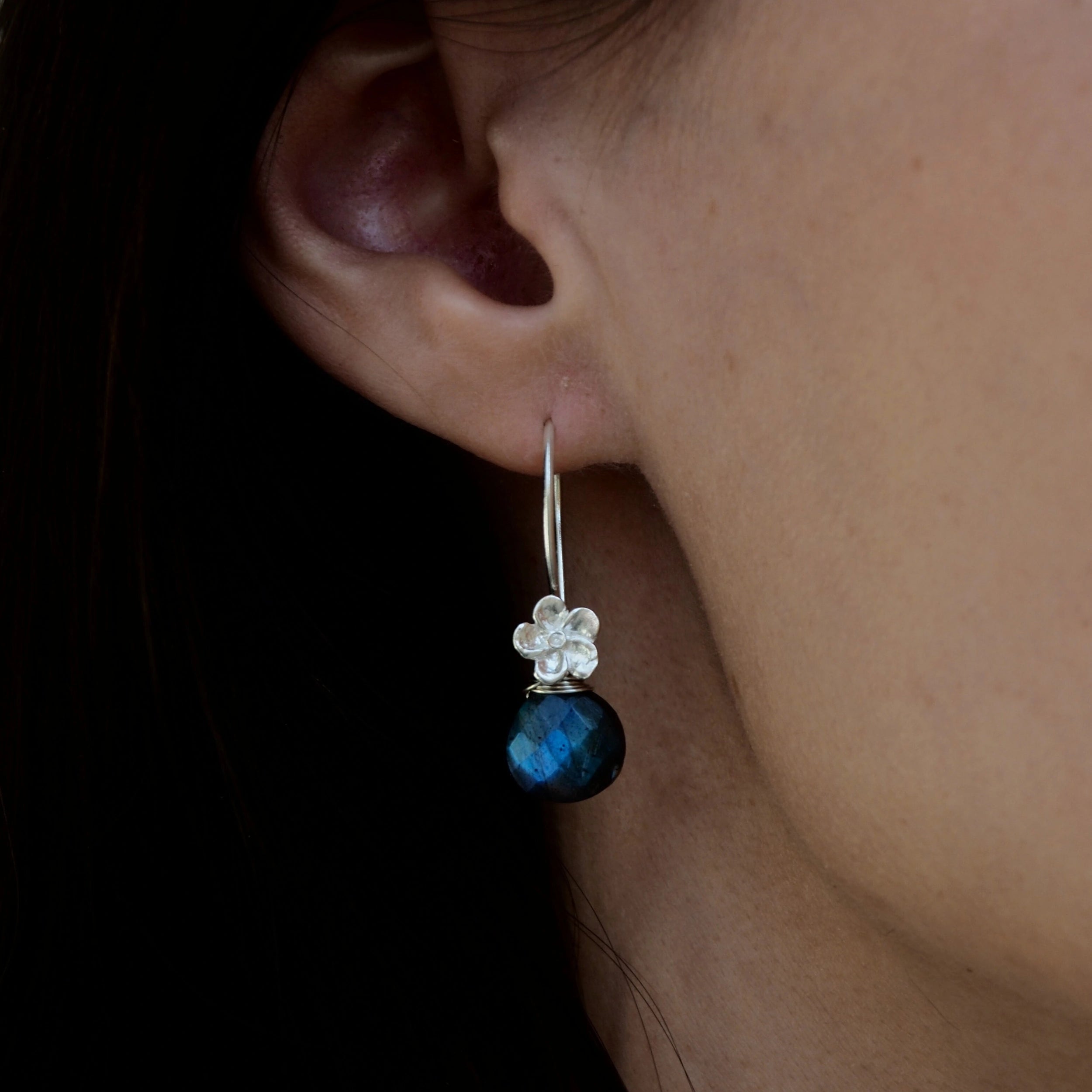 Bloemoorbellen met edelsteen labradoriet