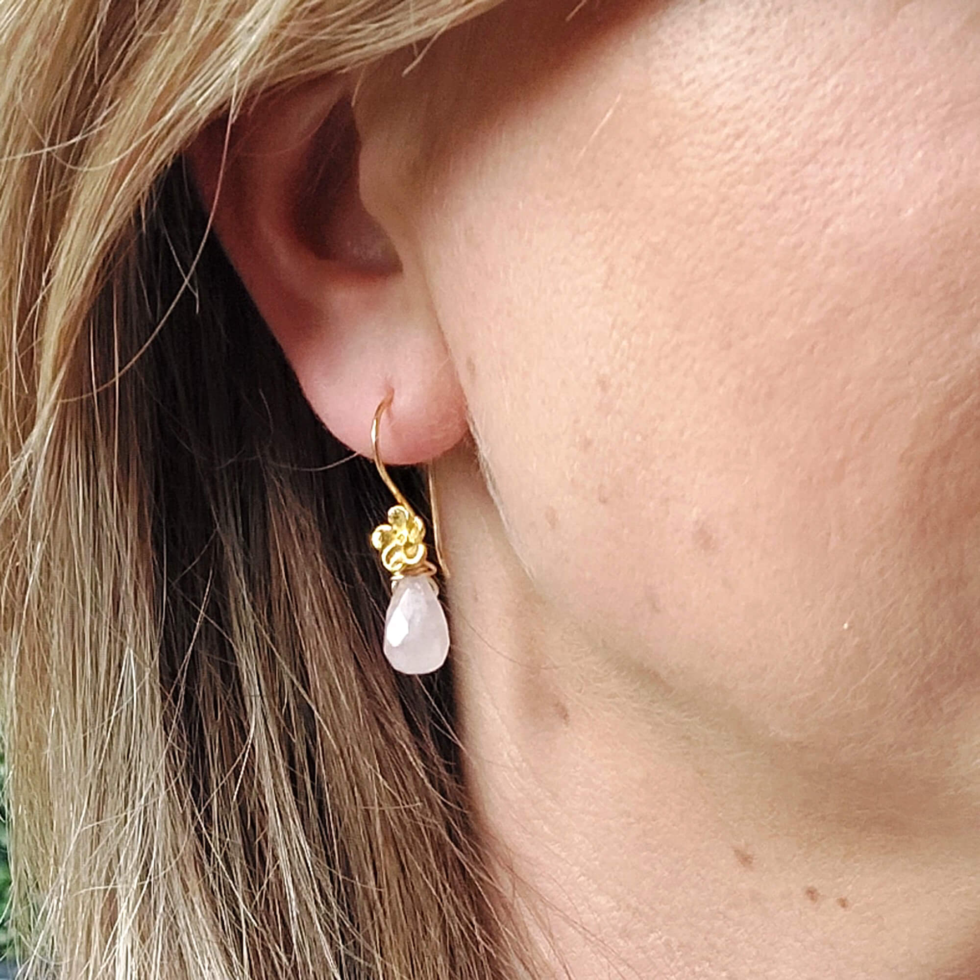 Bloemoorbellen facet geslepen rozenkwarts Oorbellen - Jewels with Flair