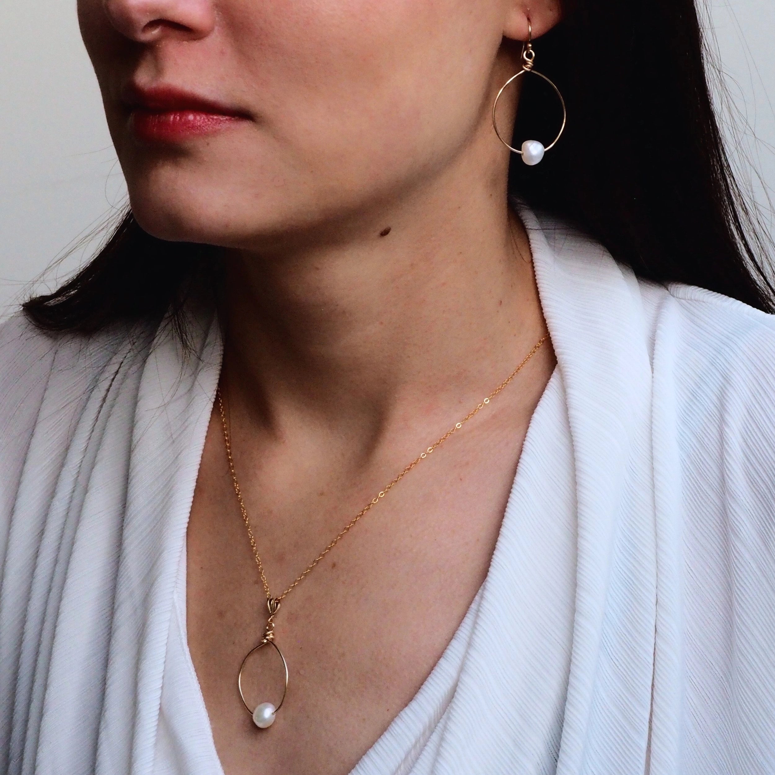 Chandelier oorbellen zoetwaterparel