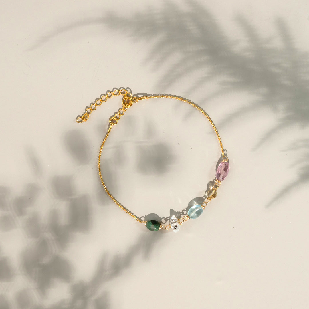 Gepersonaliseerde geboortesteenarmband met gold filled schakels en edelstenen naar keuze