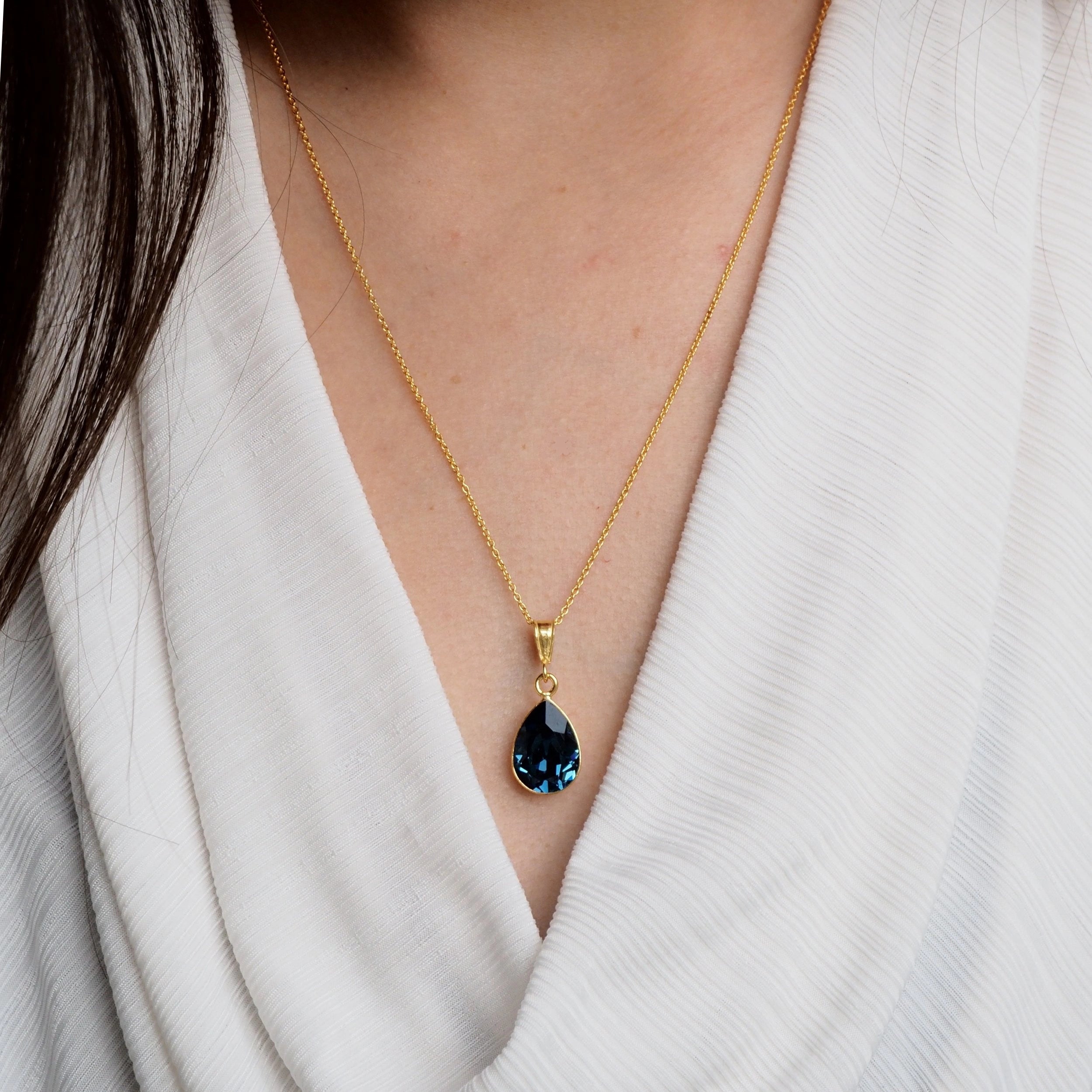 Halsketting met druppel hanger blauw swarovski: montana blauw