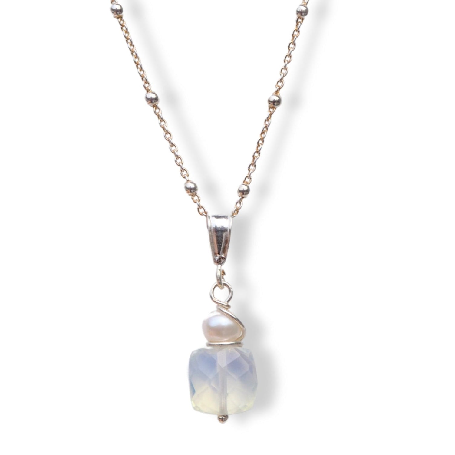 Halsketting met hydro quartz en zoetwaterparel Halsketting - Jewels with Flair