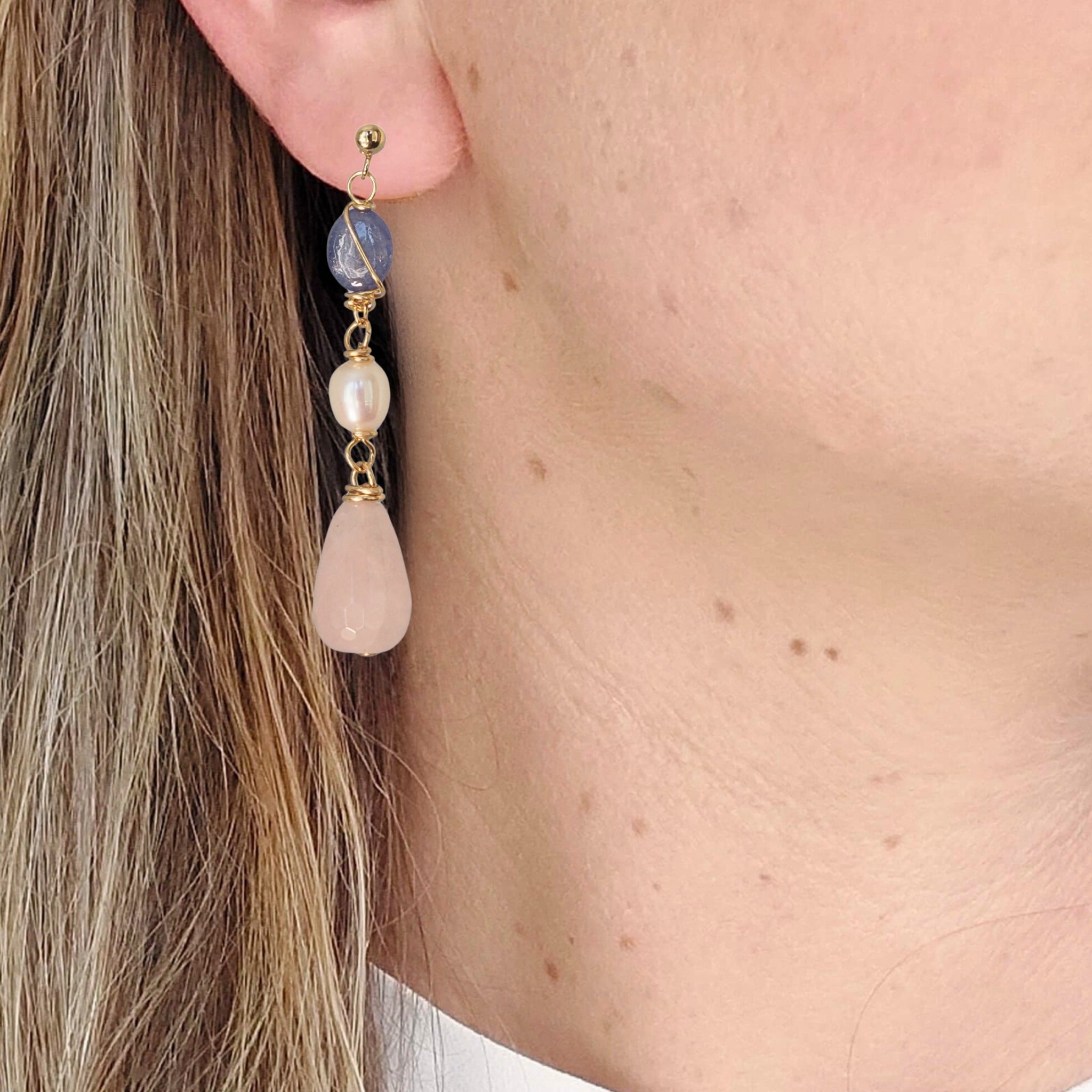 lange handgemaakte oorbellen met rozenkwarts zoetwaterparels en edelsteen tanzaniet