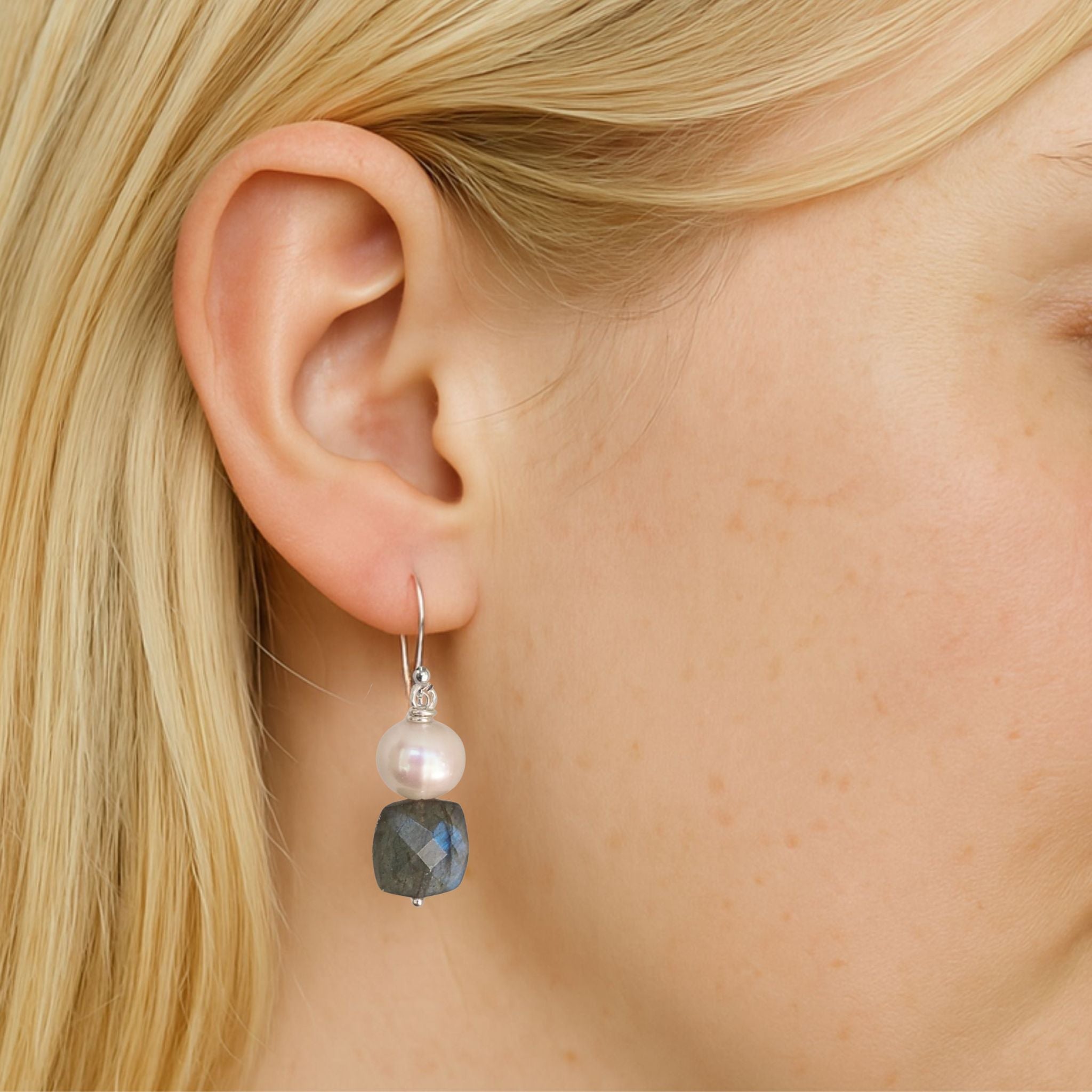 Handgemaakte oorbellen labradoriet en zoetwaterparels