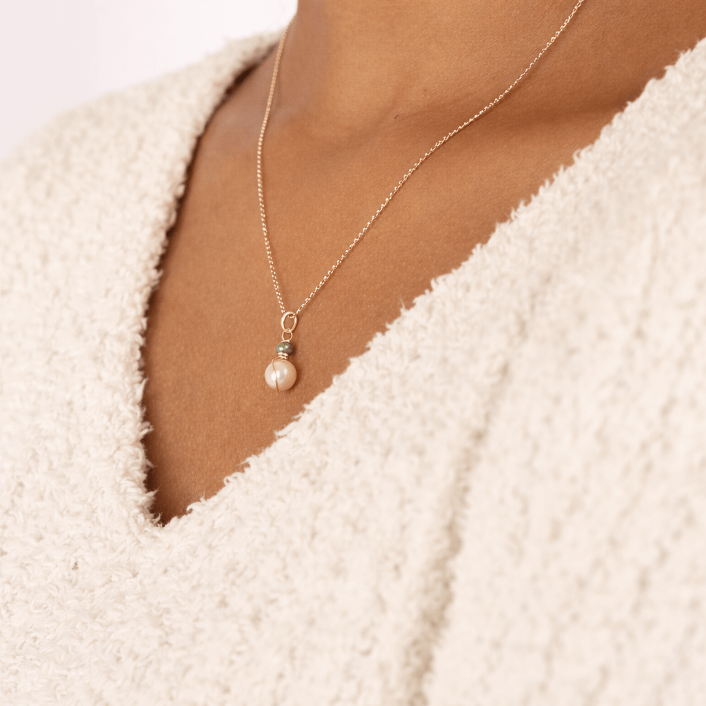 halsketting opaal en zoetwaterparel