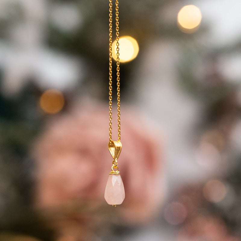 Handgemaakte ketting met een hanger van edelsteen rozenkwarts. Rozenkwarts is de steen van de liefde.
