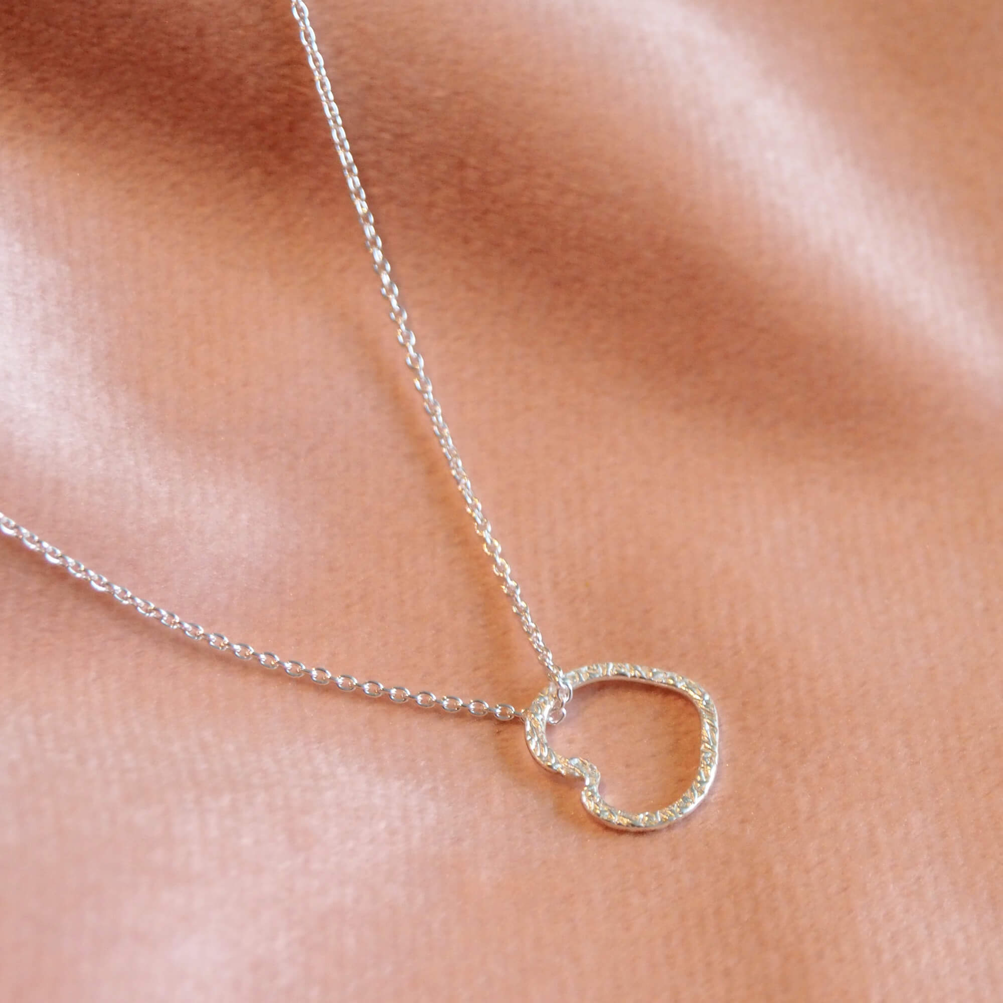 Moeder dochter halsketting met structuur hartje - Jewels with Flair