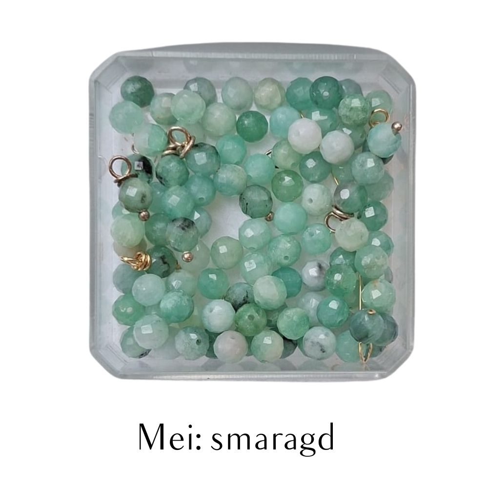 geboortesteen mei: smaragd edelsteen. Voor gepersonaliseerde geboortesteen armband