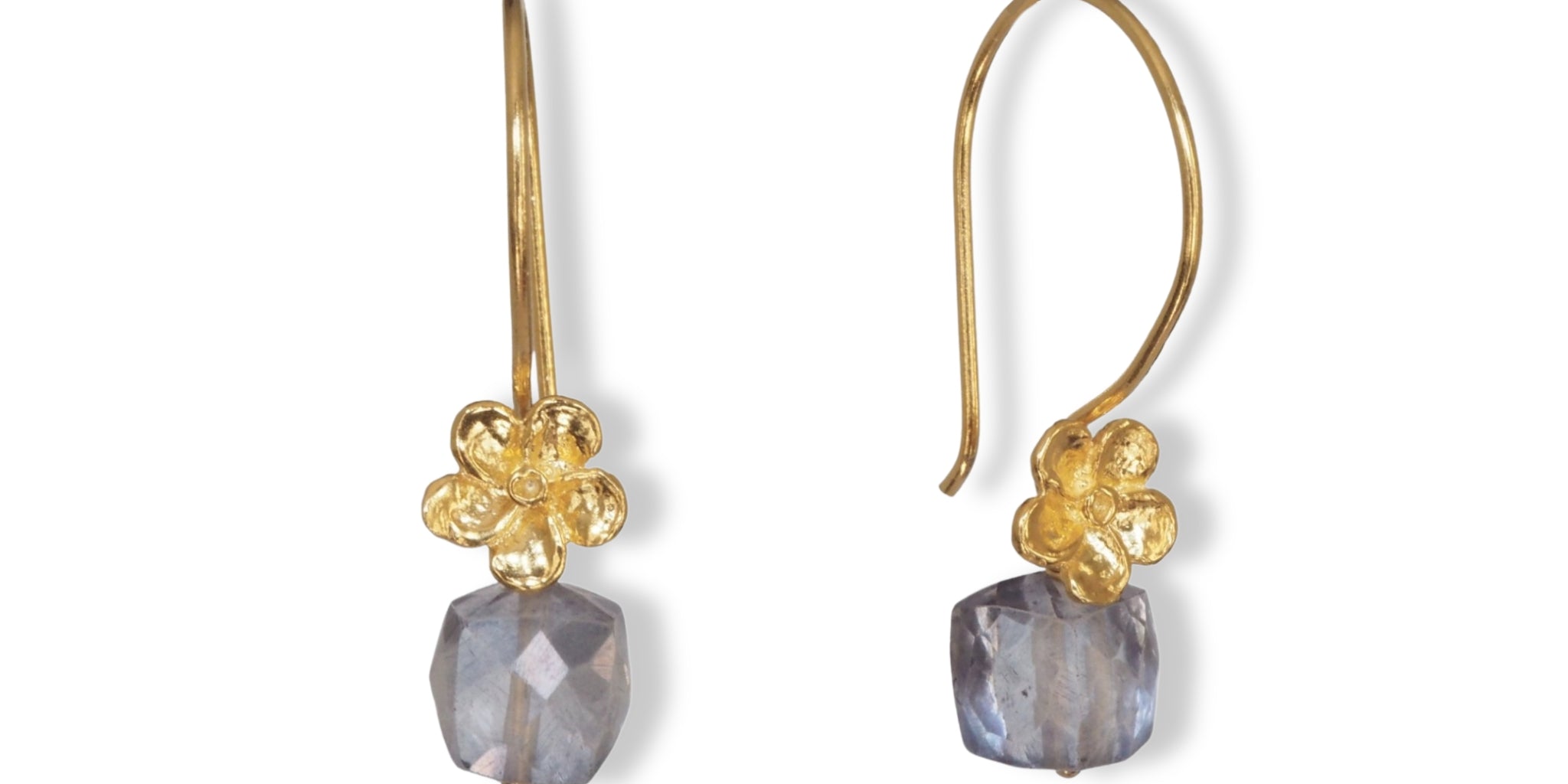 Bloemoorbellen met edelsteen bergkristal in de kleur tanzaniet