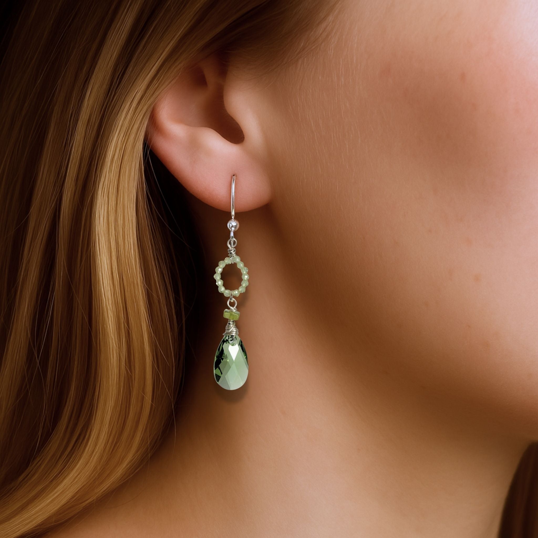 Lange oorbellen met edelsteen peridoot en glaskristal druppel in groen.