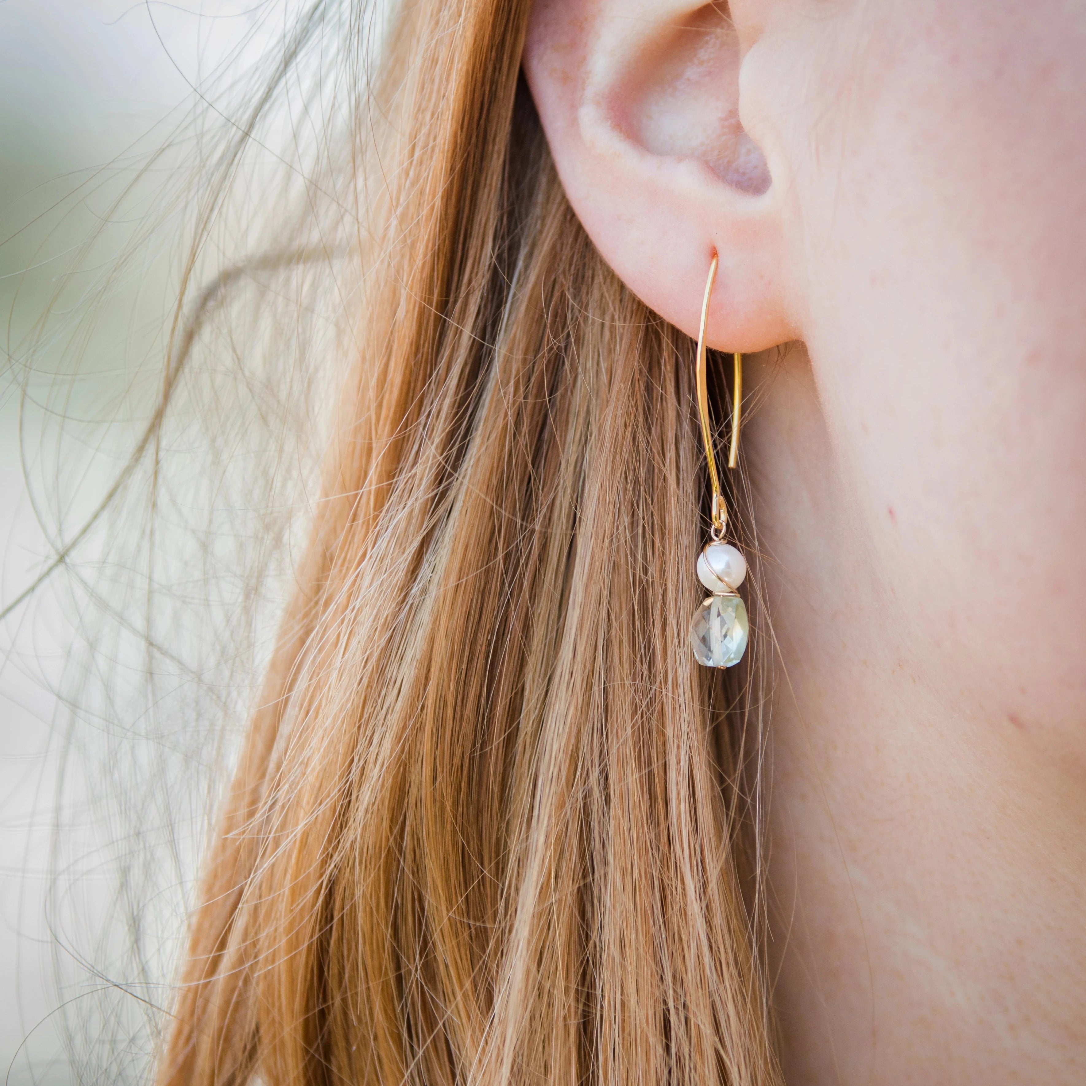 Lange oorbellen groene amethist en zoetwaterparels