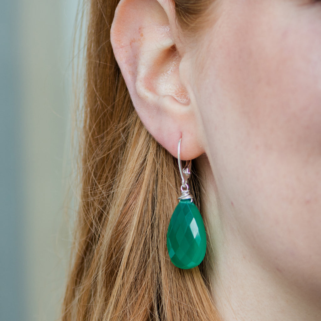 Groene oorbellen van edelsteen onyx. 