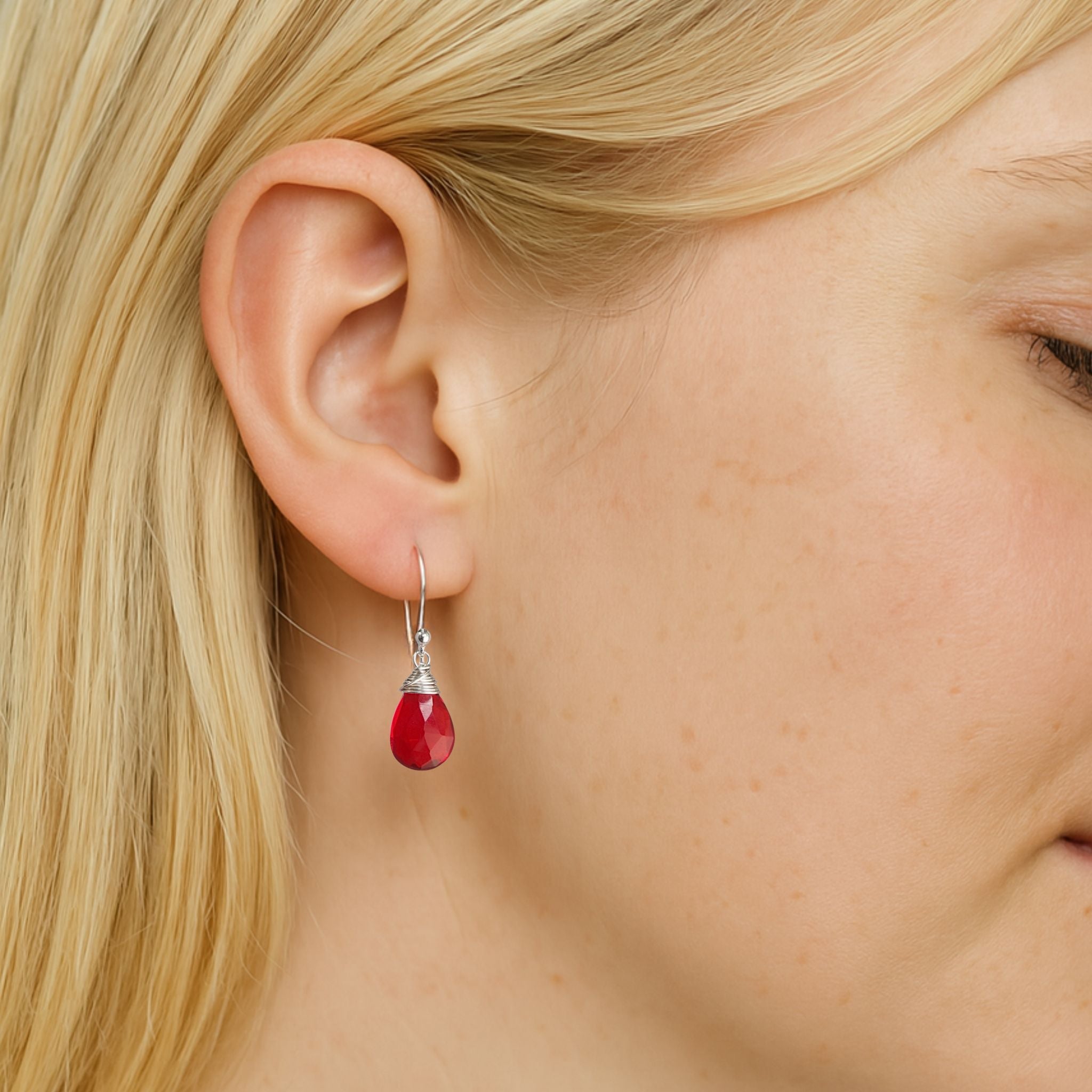 Oorbellen met rode druppels van hydro quartz in zilver