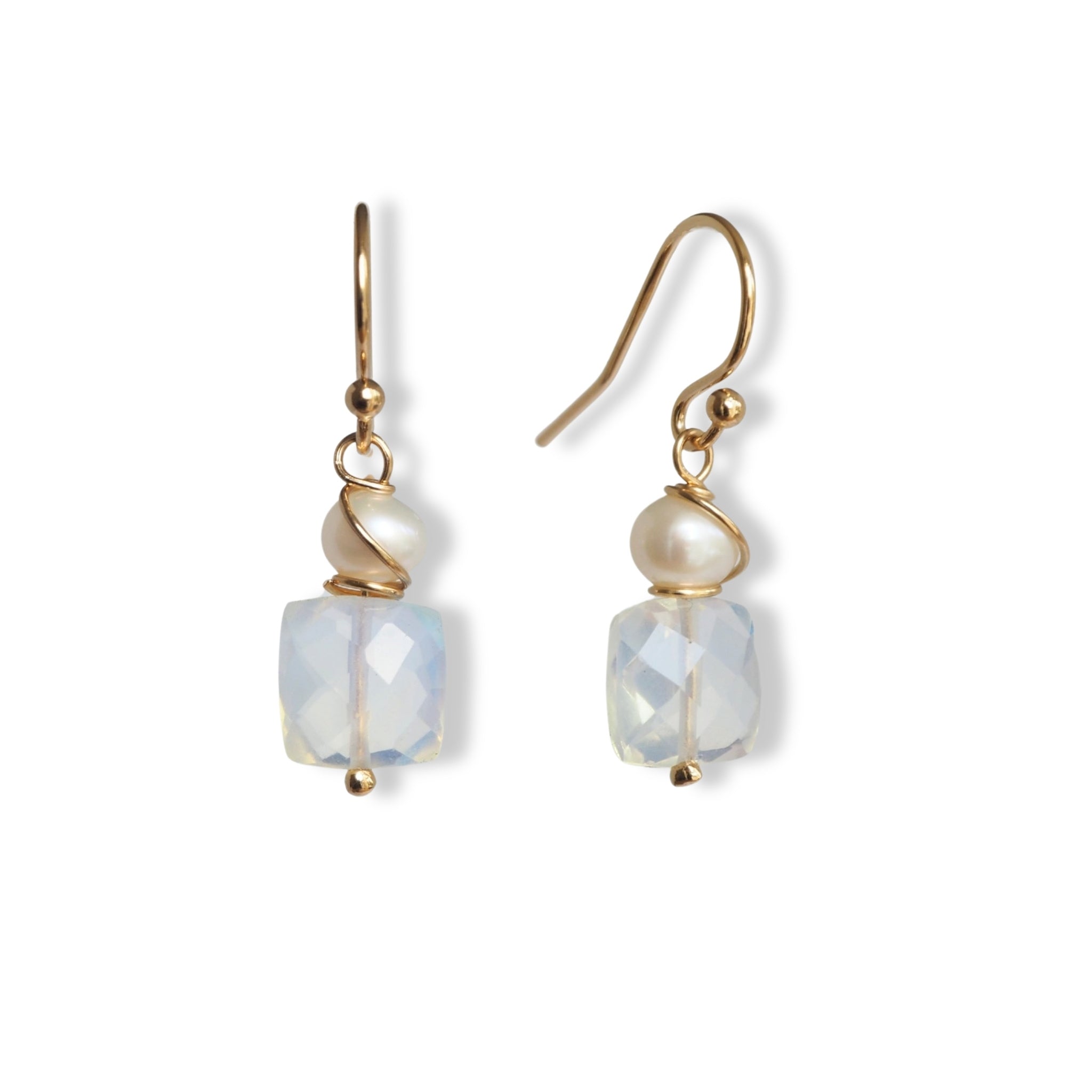 Oorbellen hydro quartz en zoetwaterparels in goud