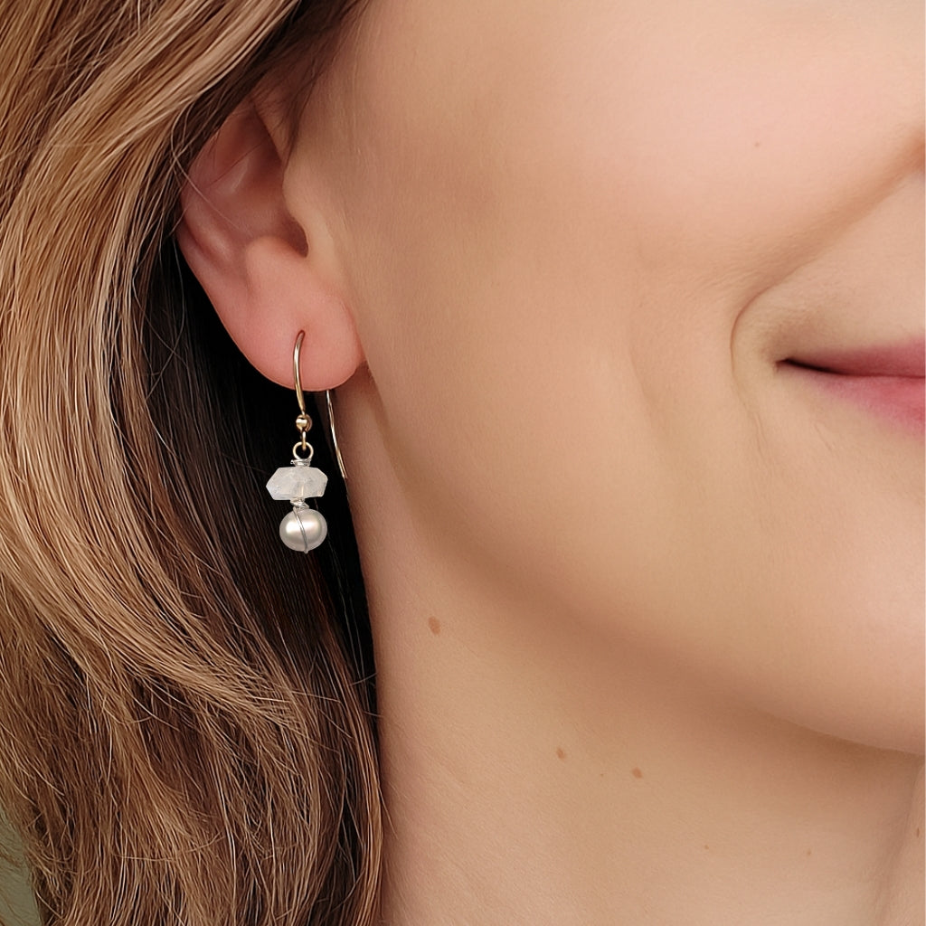 Oorbellen regenboogmaansteen en licht grijze zoetwaterparel