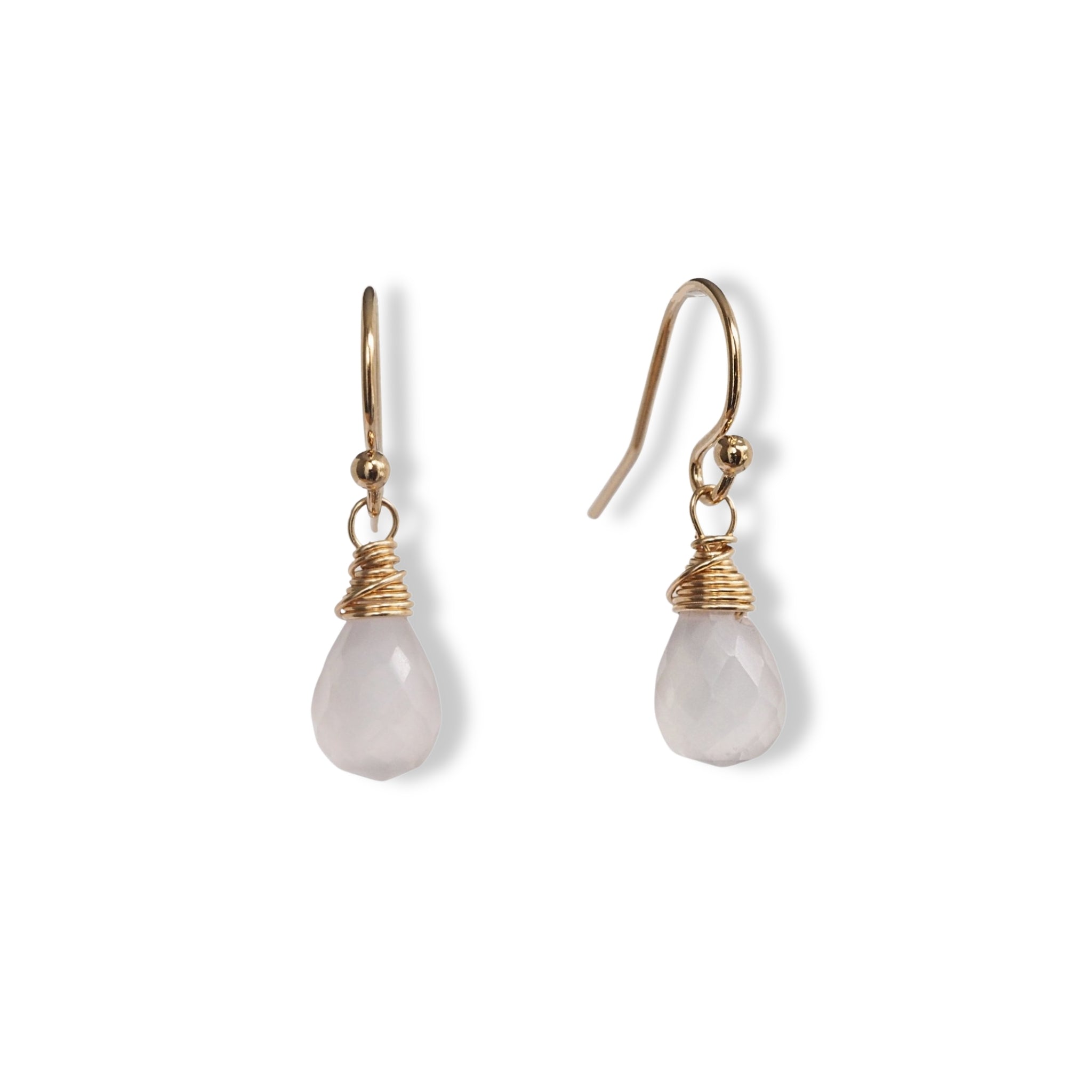 minimalistische oorbellen met lichte rozenkwarts druppels