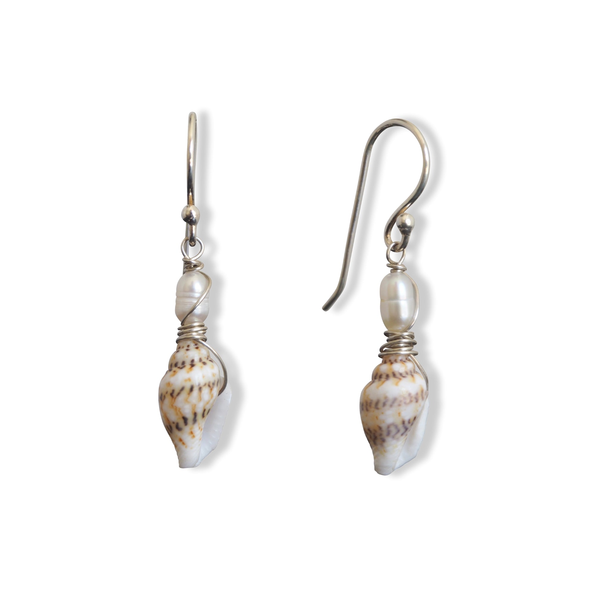 Oorbellen schelp en zoetwaterparels Oorbellen - Jewels with Flair