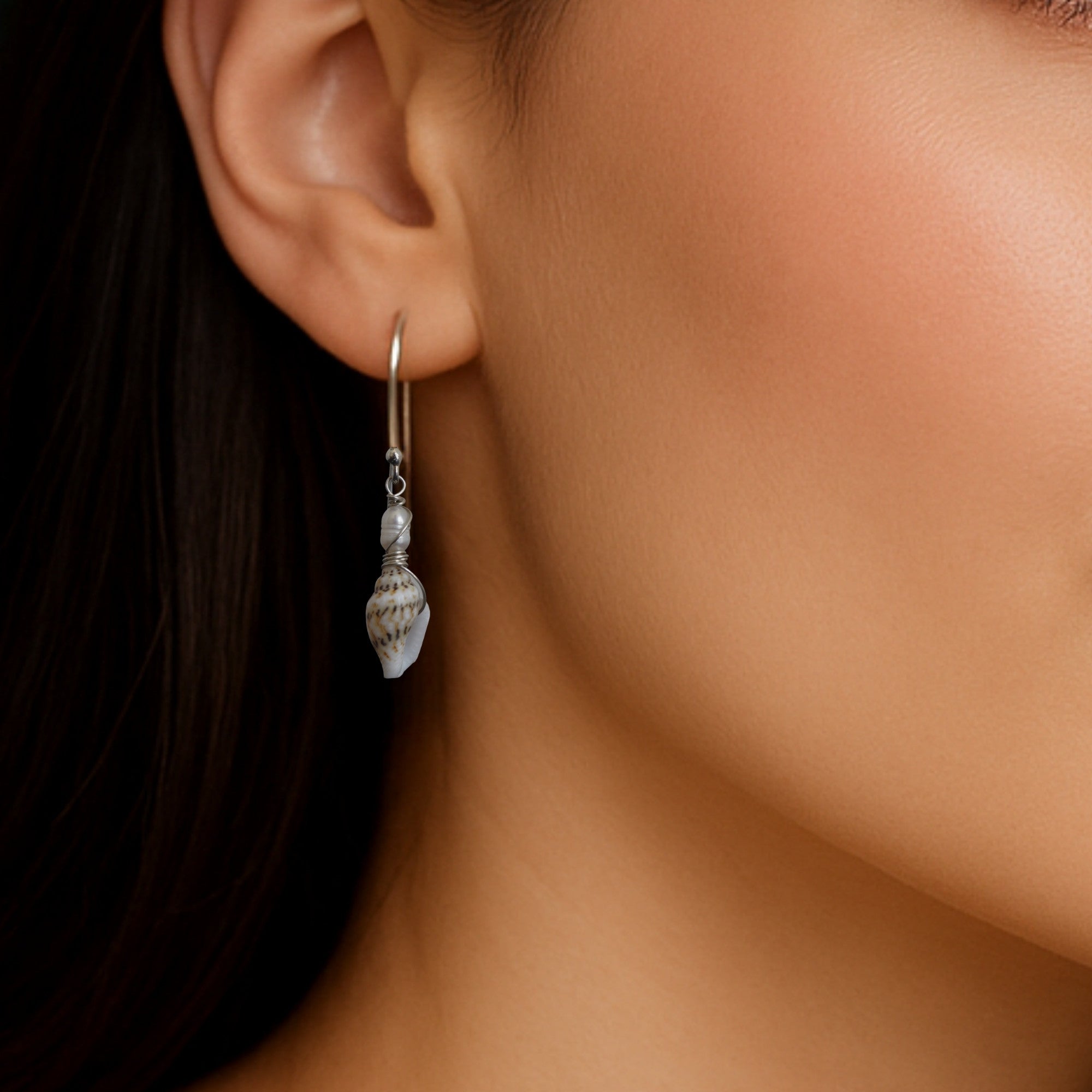 Oorbellens schelp en zoetwaterparels