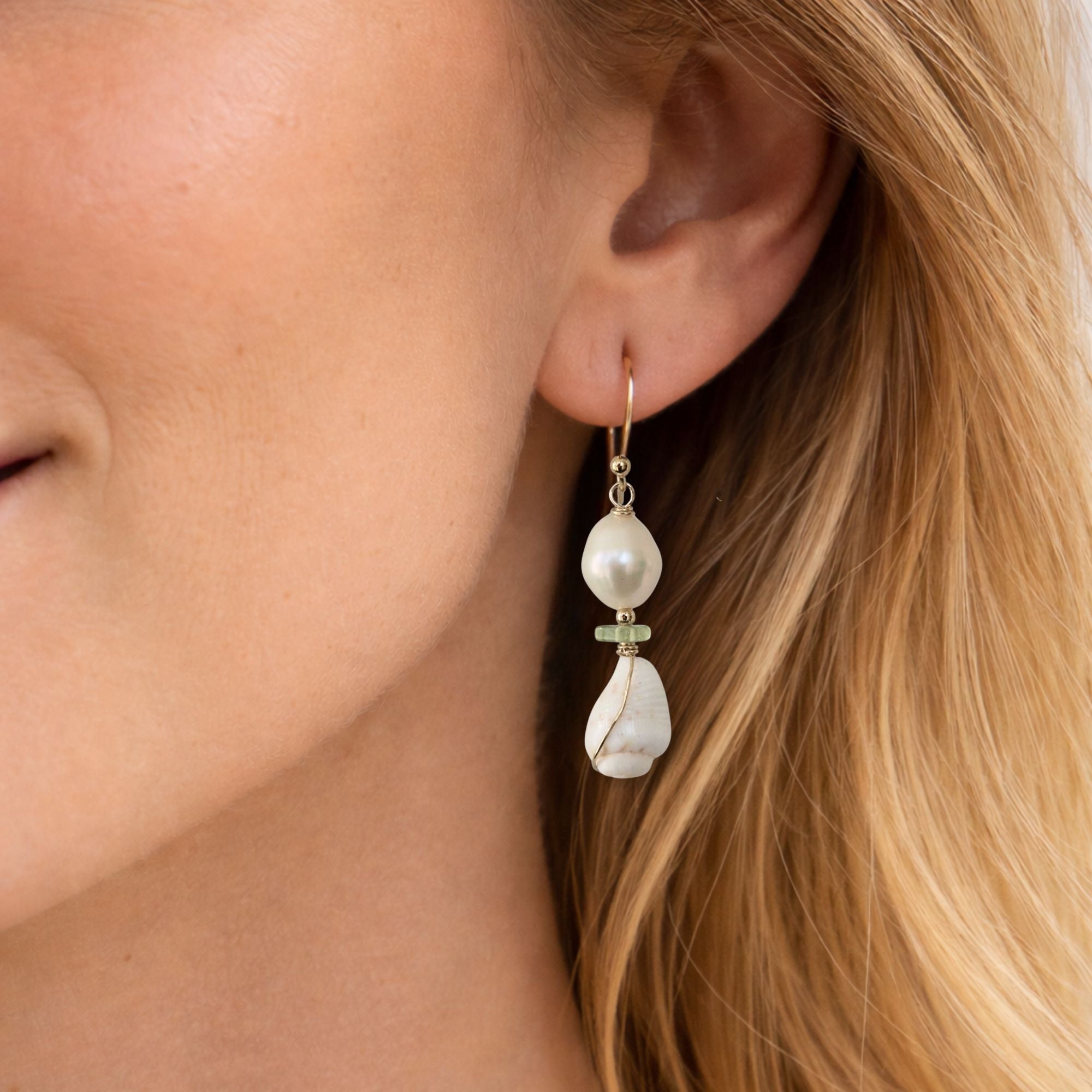 Oorbellen schelp en peridoot Oorbellen - Jewels with Flair