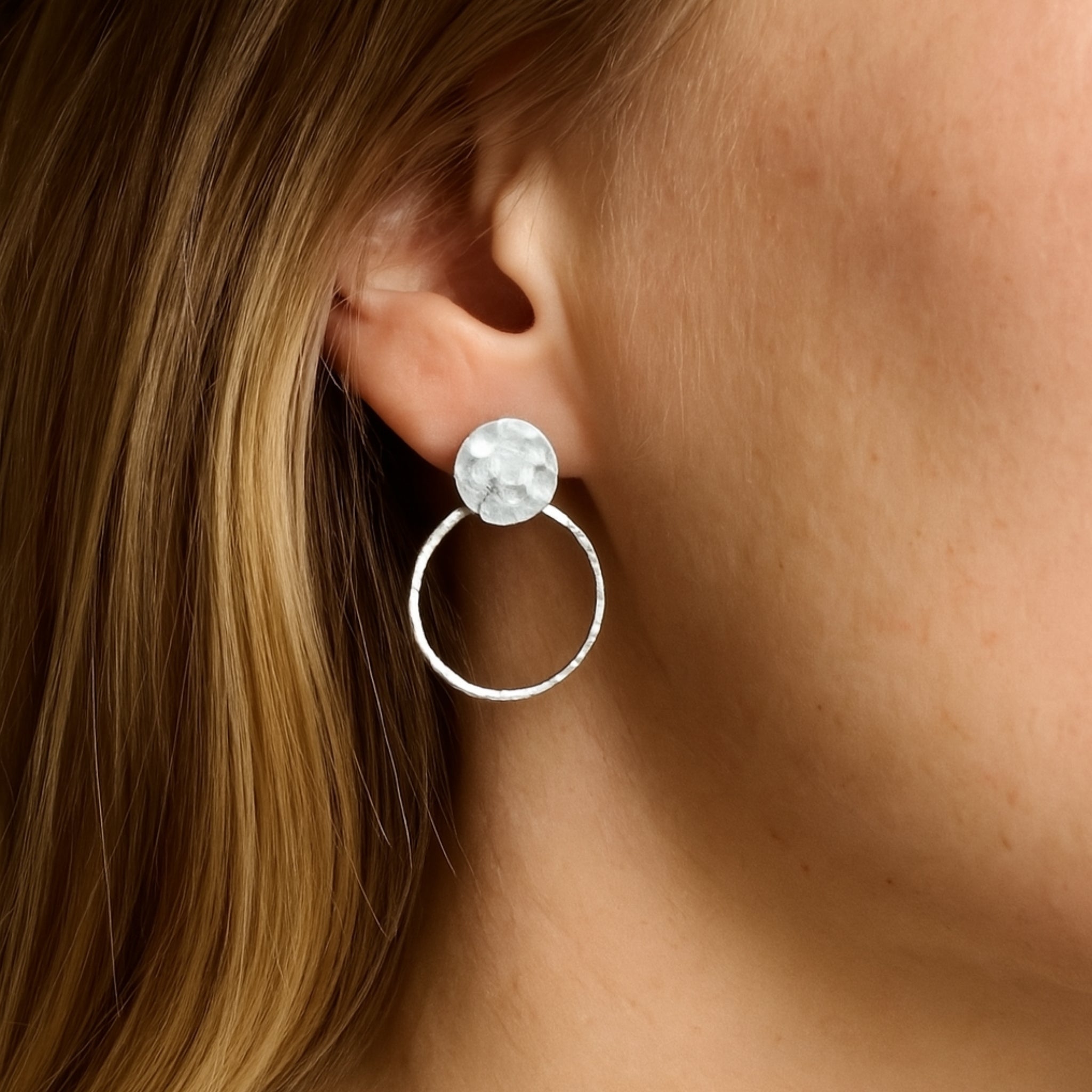 Oorbellen van edelsmid gesmeed met structuurhamer