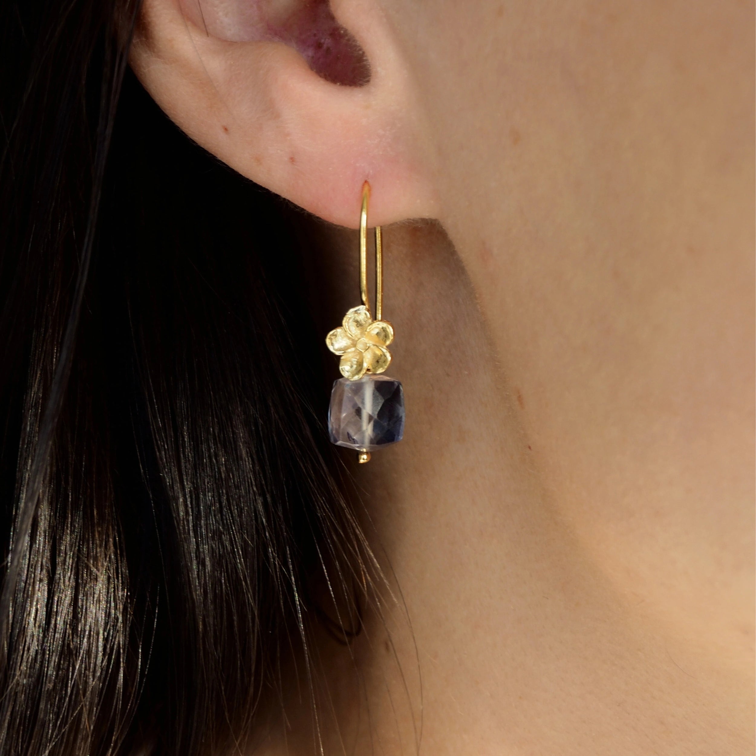 Bloemoorbellen Bergkistal in de kleur mystiek tanzaniet - Jewels with Flair