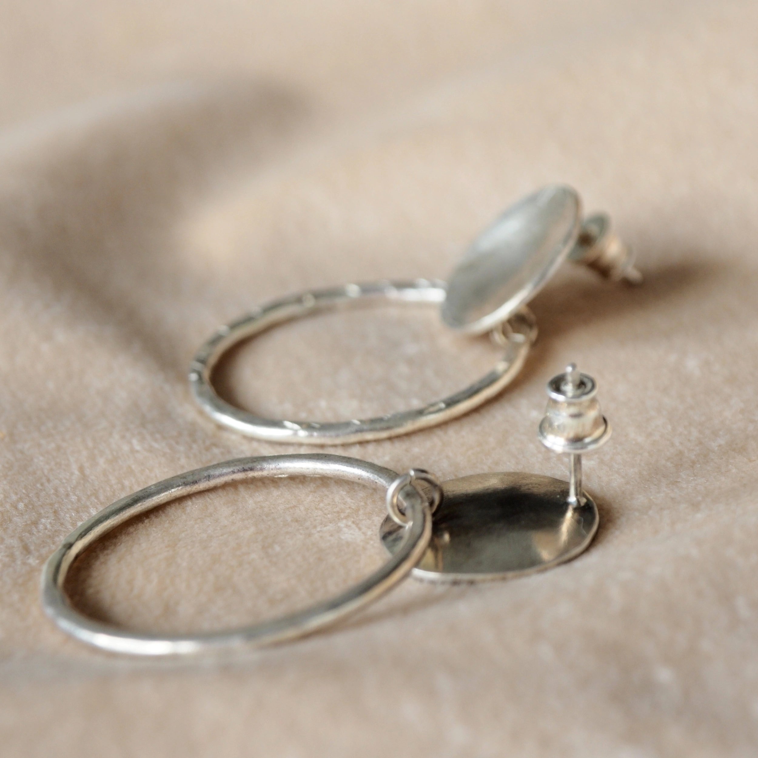 zilveren oorbellen structuur hamer