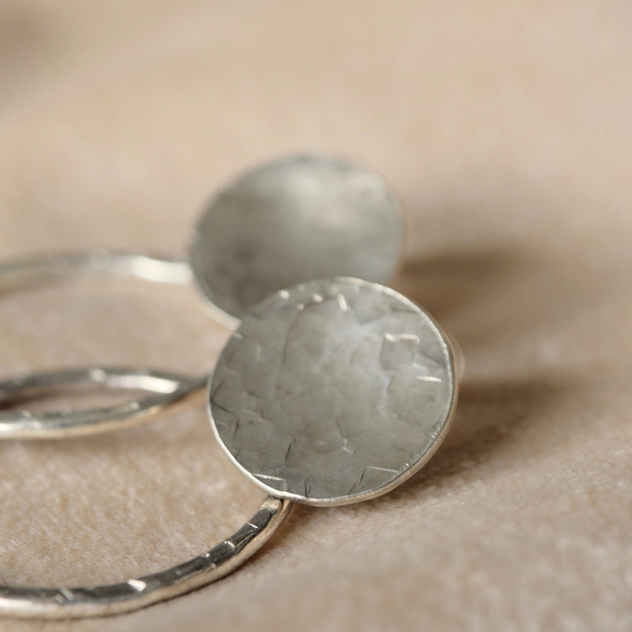 zilveren oorbellen structuur hamer