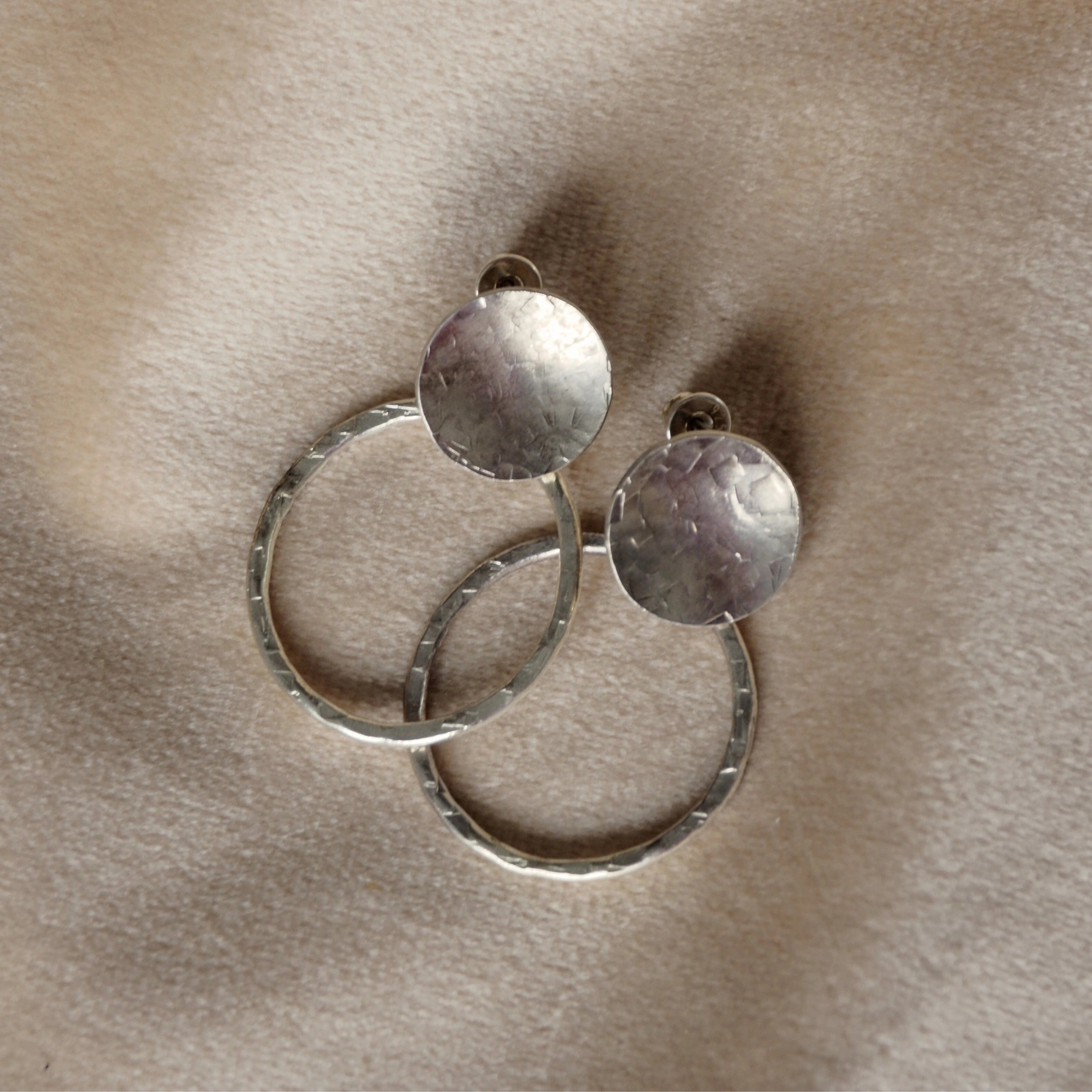 zilveren oorbellen structuur hamer