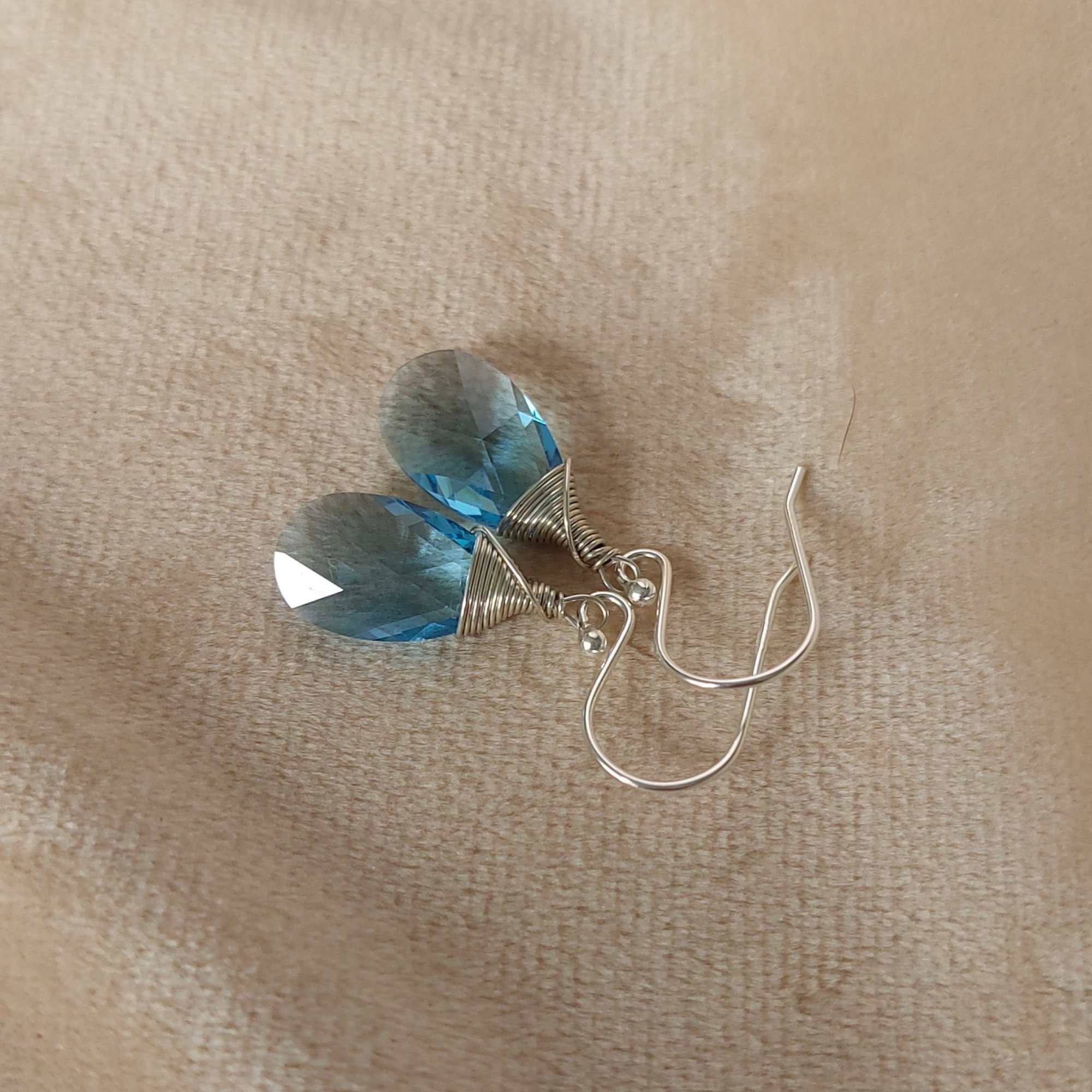 Schitterende oorbellen licht blauwe glaskristallen Oorbellen - Jewels with Flair