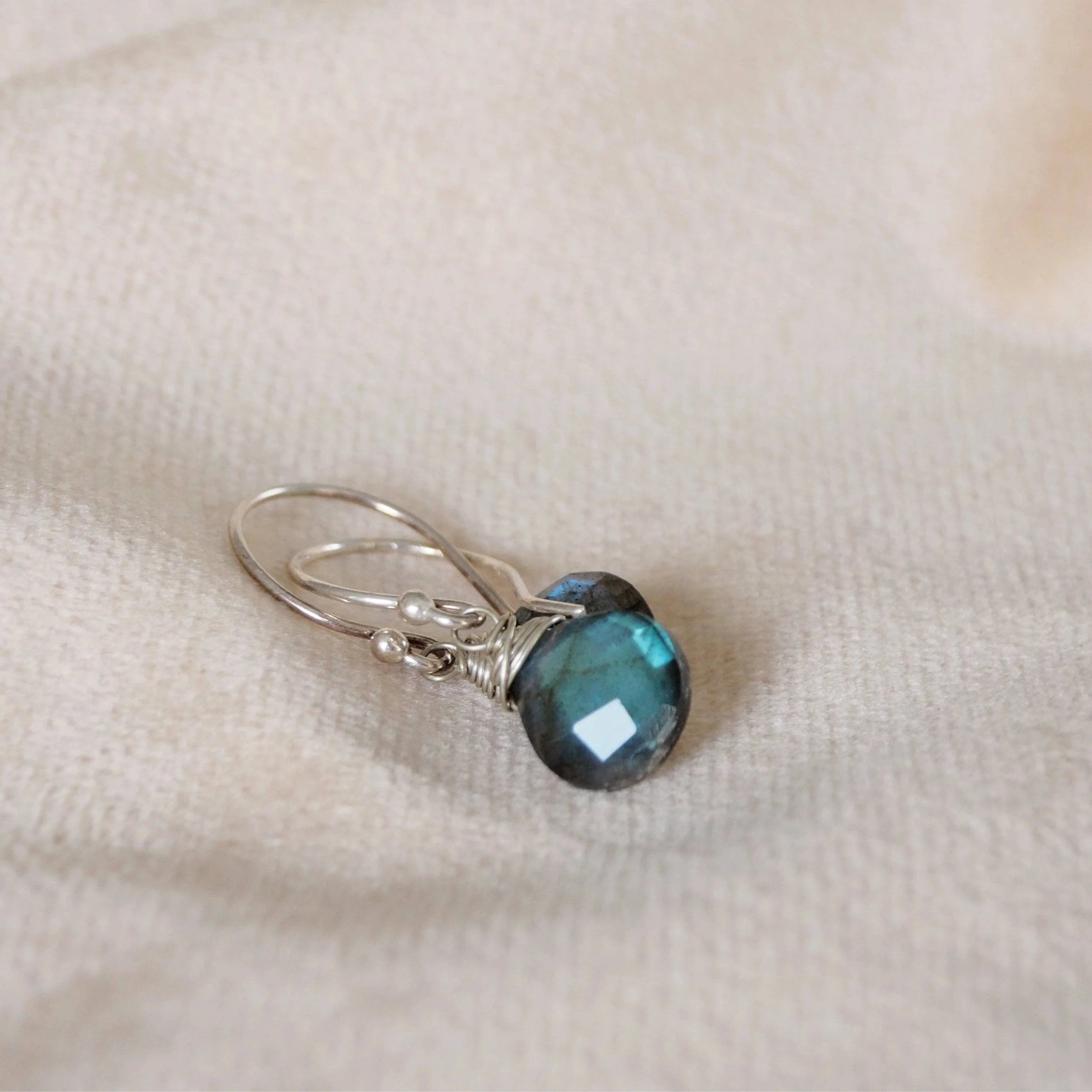 Oorbellen platte labradoriet druppels