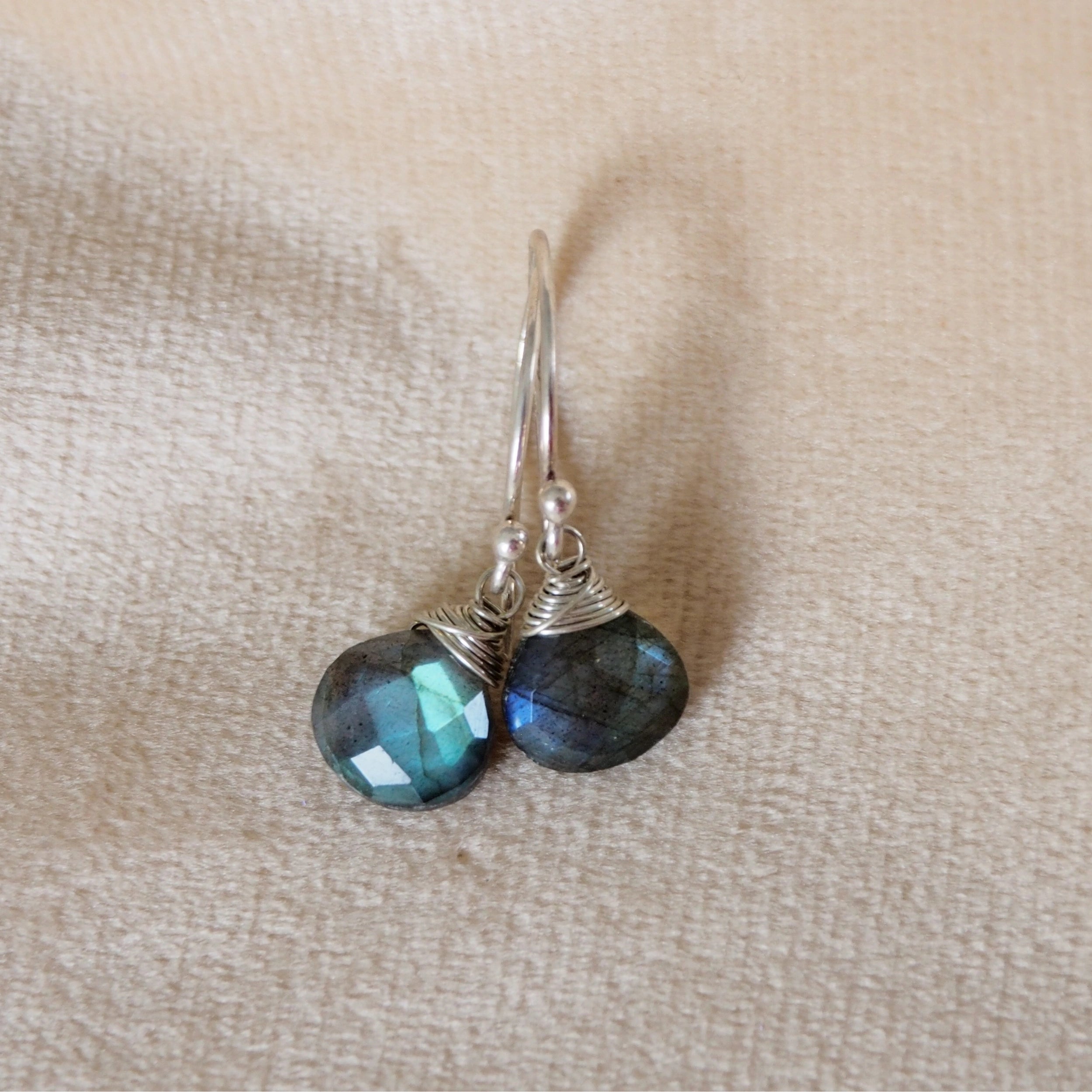 Oorbellen platte labradoriet druppels