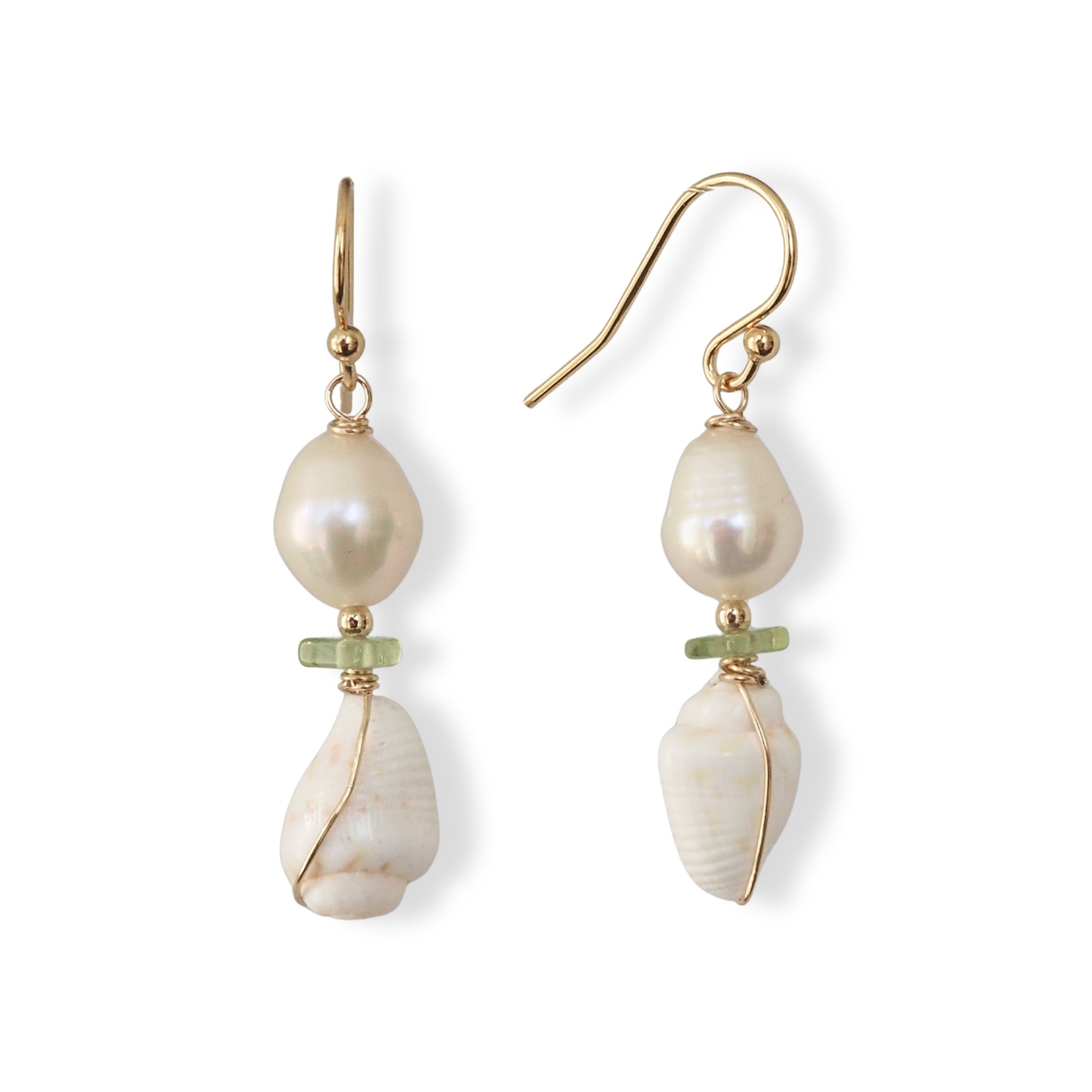 Oorbellen schelp en peridoot Oorbellen - Jewels with Flair