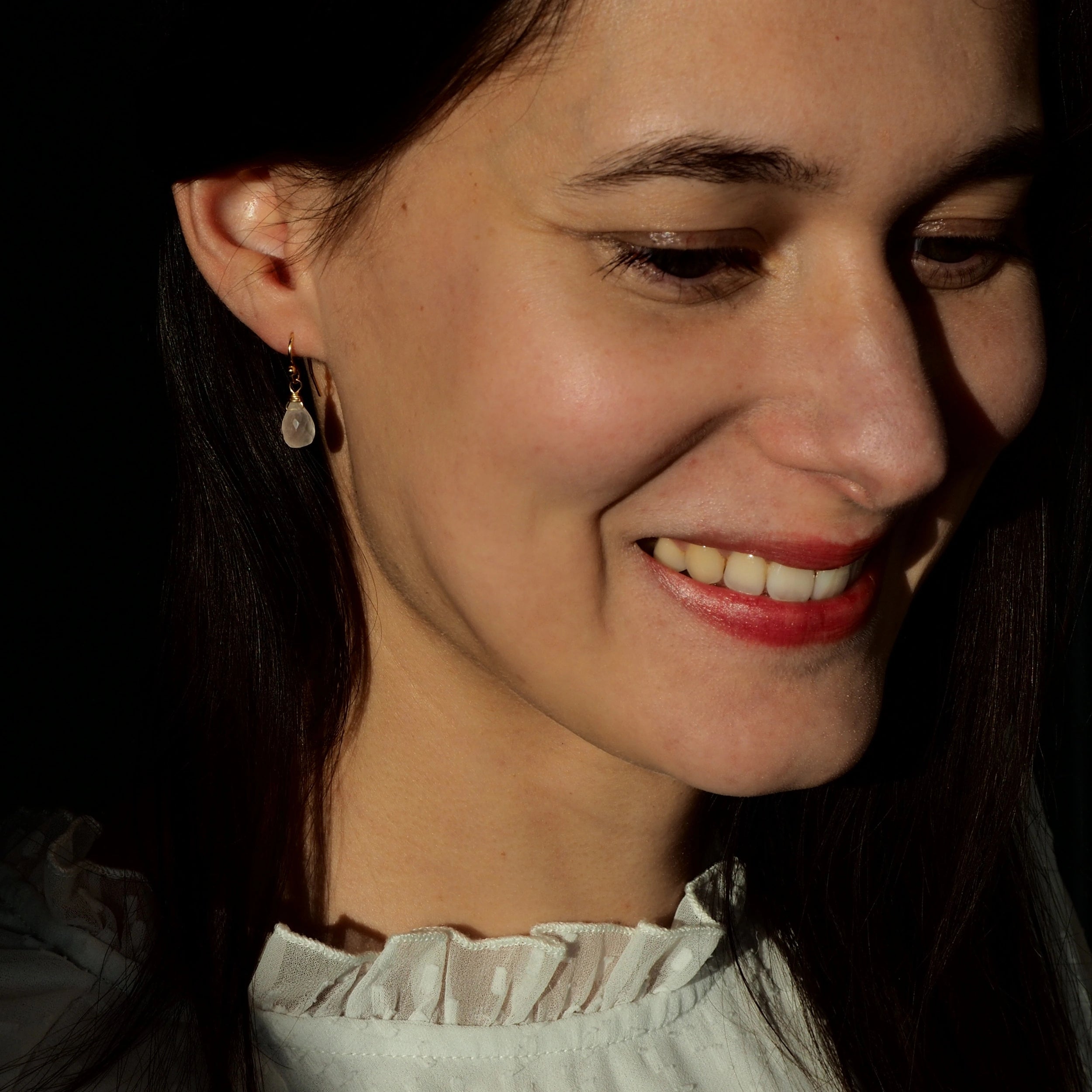 Rozenkwarts oorbellen met druppel stenen