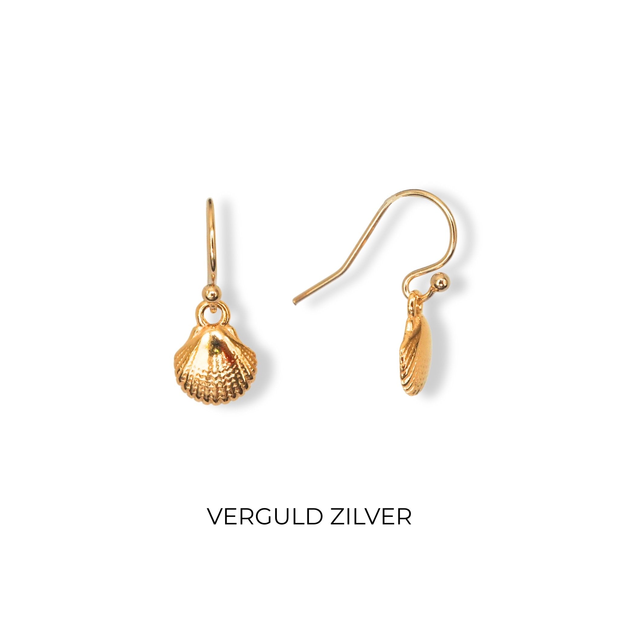 Verguld zilveren oorbellen met bedels van schelpjes.