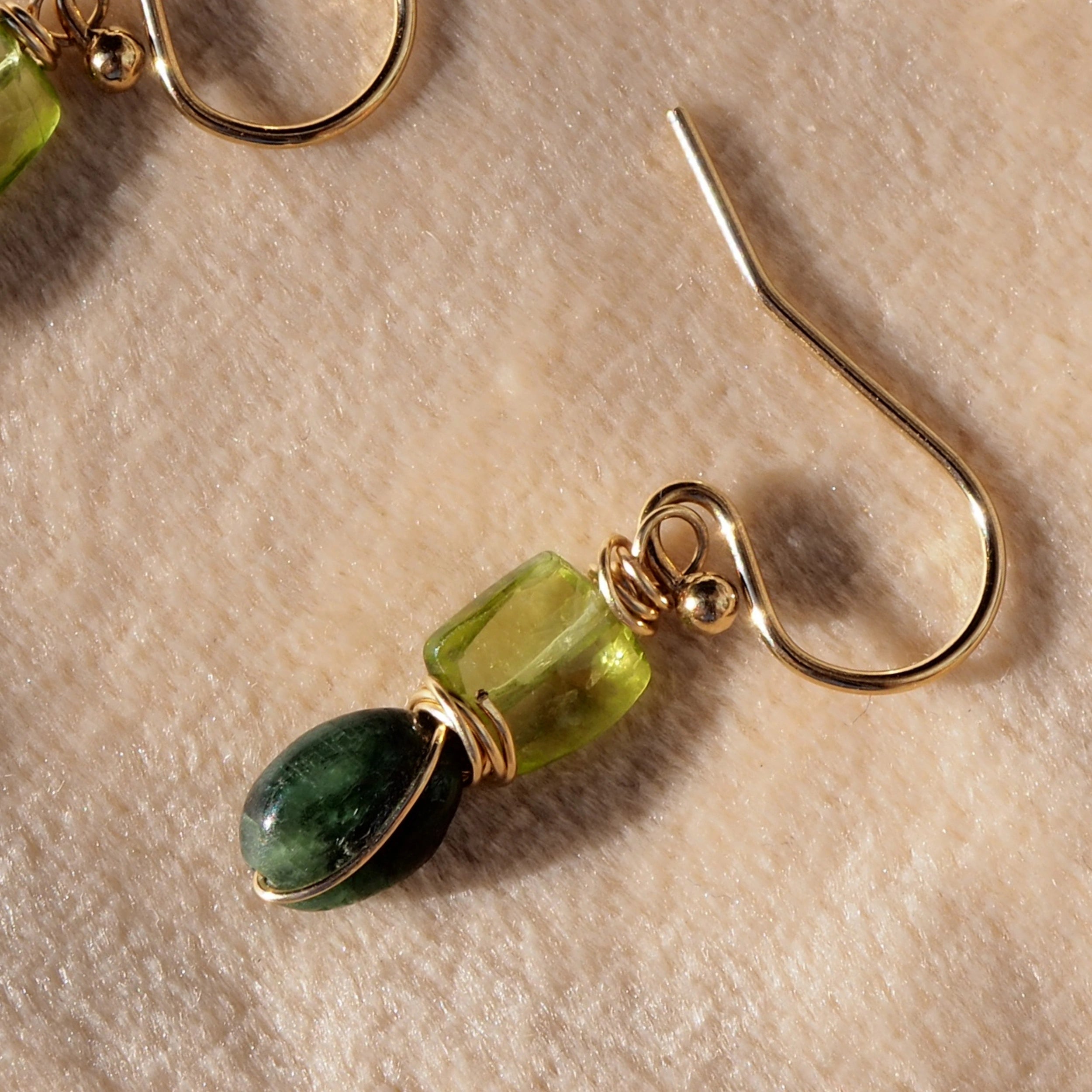 {"media":[{"id":"gid://shopify/MediaImage/46288858251602","alt":"Oorbellen smaragd en peridoot","type":"IMAGE","src":"https://cdn.shopify.com/s/files/1/0591/4987/7385/files/Oorbellen_smaragd_en_peridoot_gold_filled_1_24x24@3x.jpg?v=1718125340","altText":"Oorbellen smaragd en peridoot"},{"id":"gid://shopify/MediaImage/22168295112841","alt":"Minimalistische oorbellen smaragd en peridoot","type":"IMAGE","src":"https://cdn.shopify.com/s/files/1/0591/4987/7385/products/Ontwerp-zonder-titel-2022-04-28T170716.117-